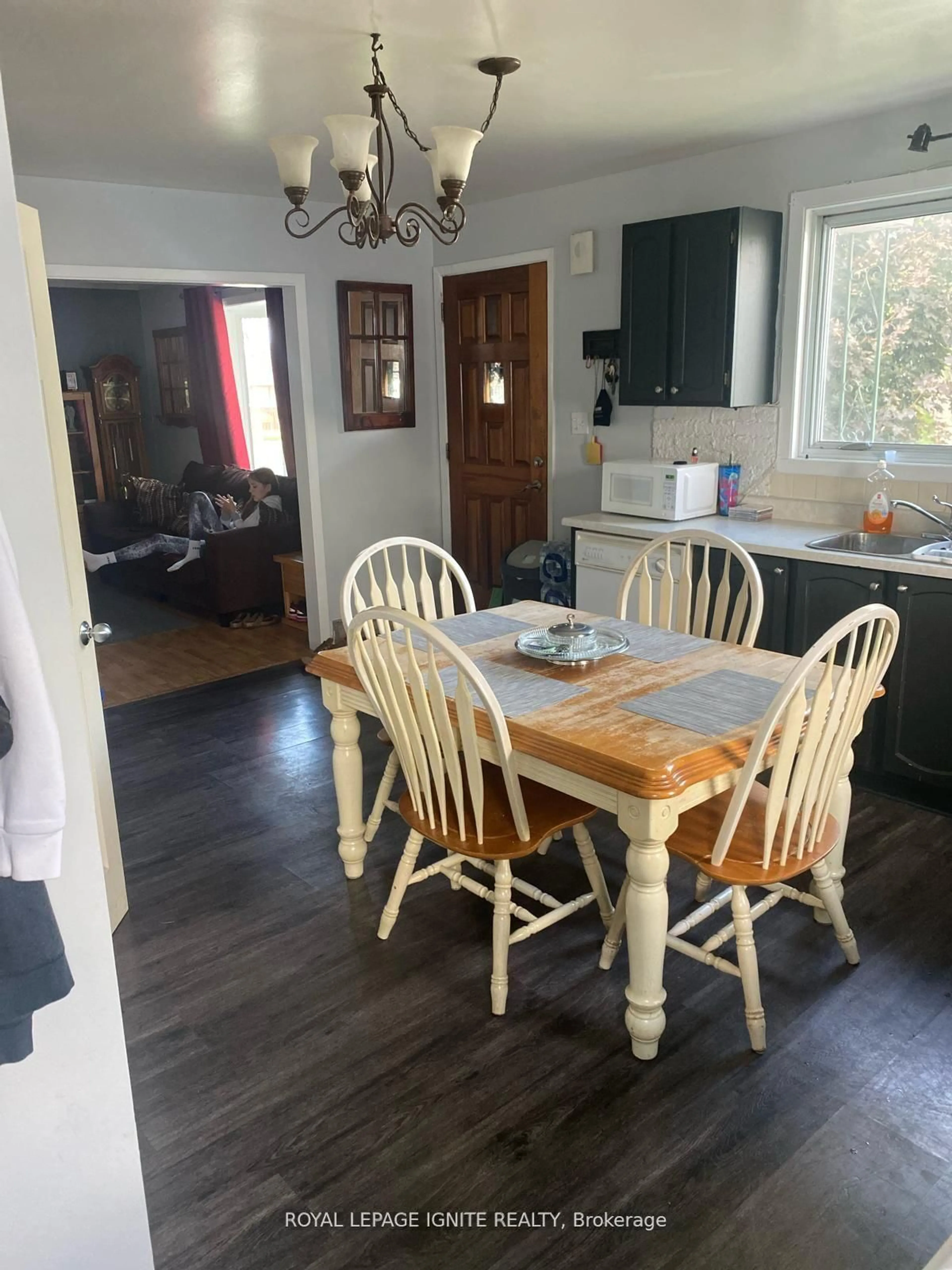 Dining room, wood/laminate floor for 812 Chelsea Cres, Cornwall Ontario K6H 6Y4