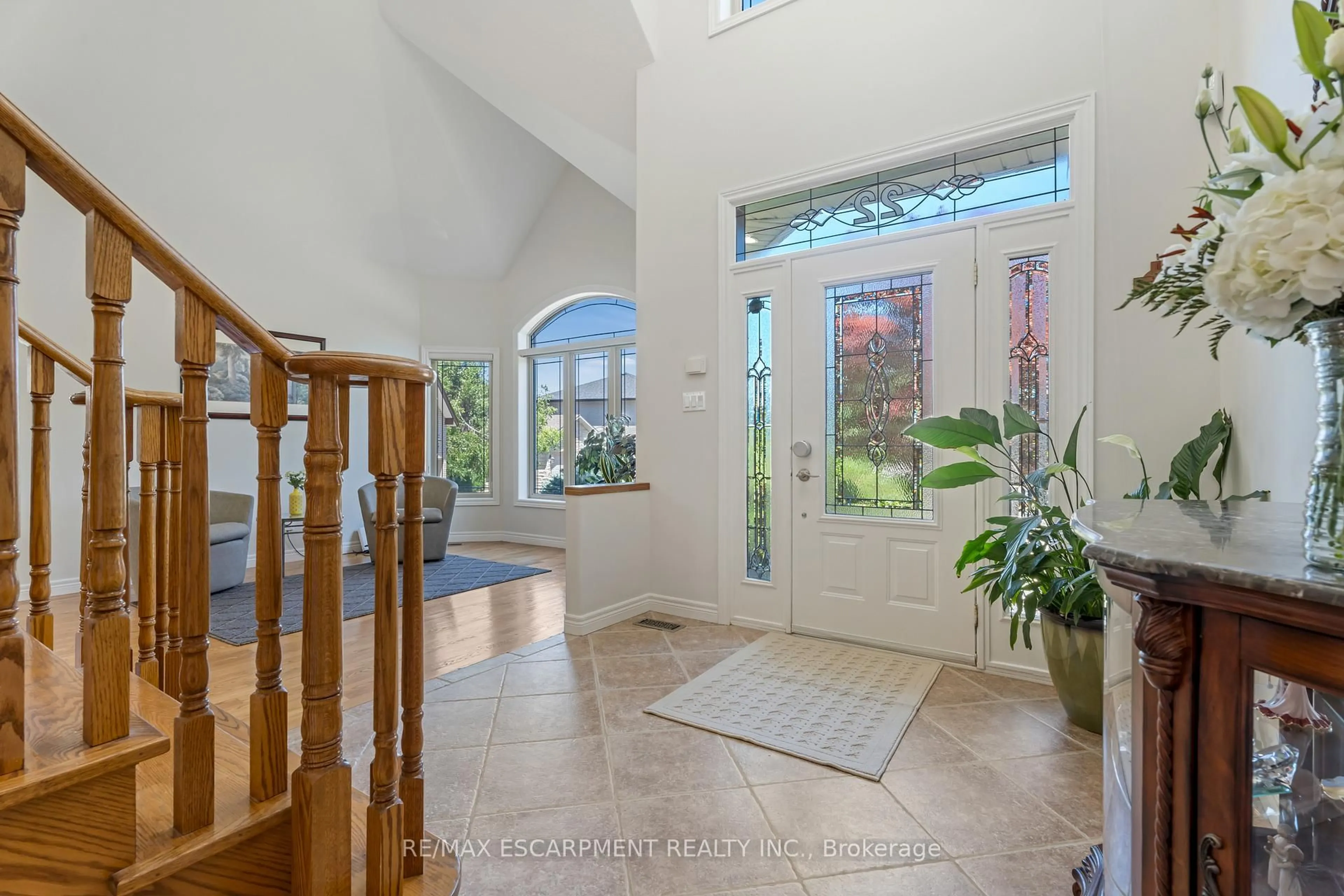 Indoor foyer for 22 Shadeland Cres, Hamilton Ontario L8G 4Y1