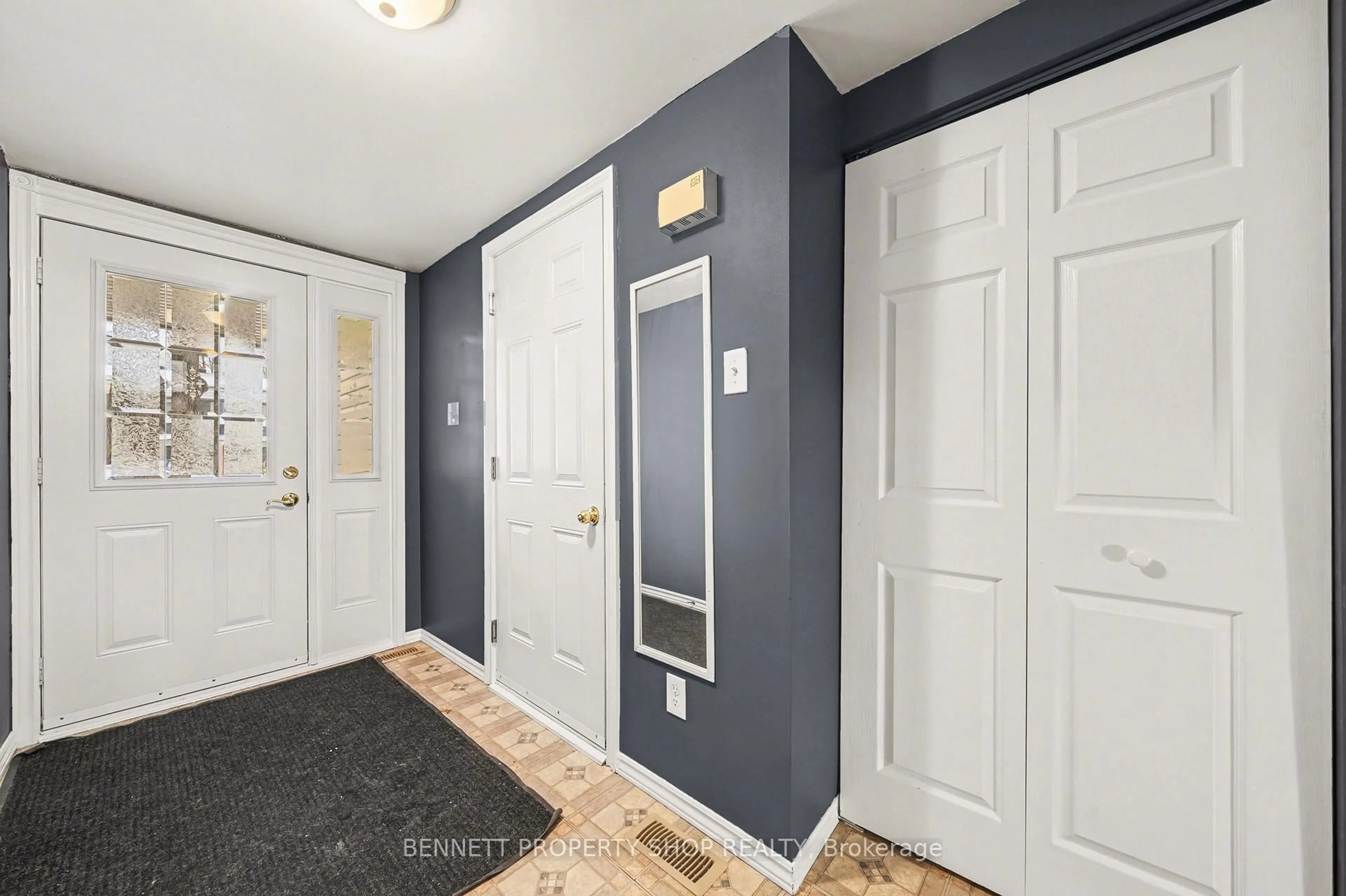 Indoor entryway for 44 Tybalt Cres, Ottawa Ontario K2H 8J5