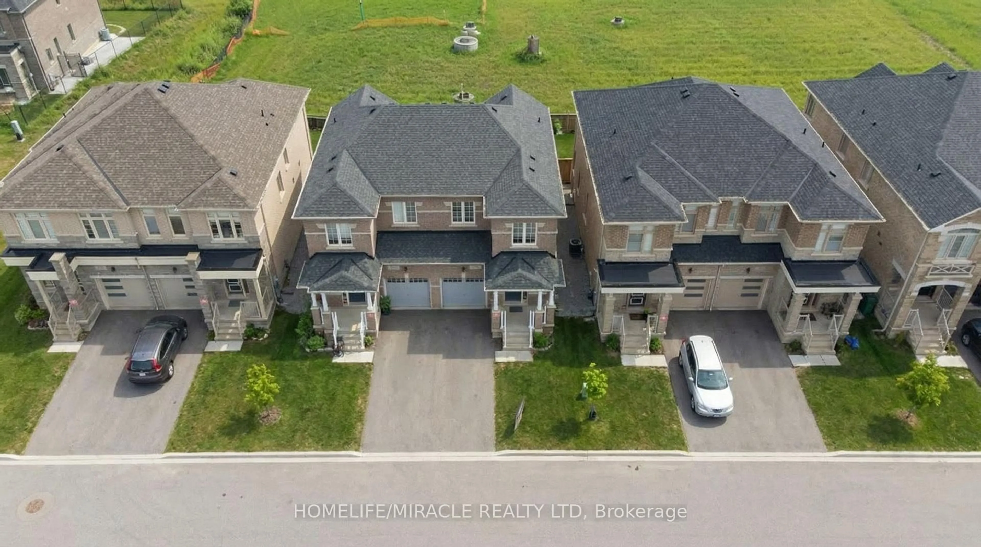 A pic from outside/outdoor area/front of a property/back of a property/a pic from drone, street for 62 Holcomb Terr, Hamilton Ontario L6R 3K3