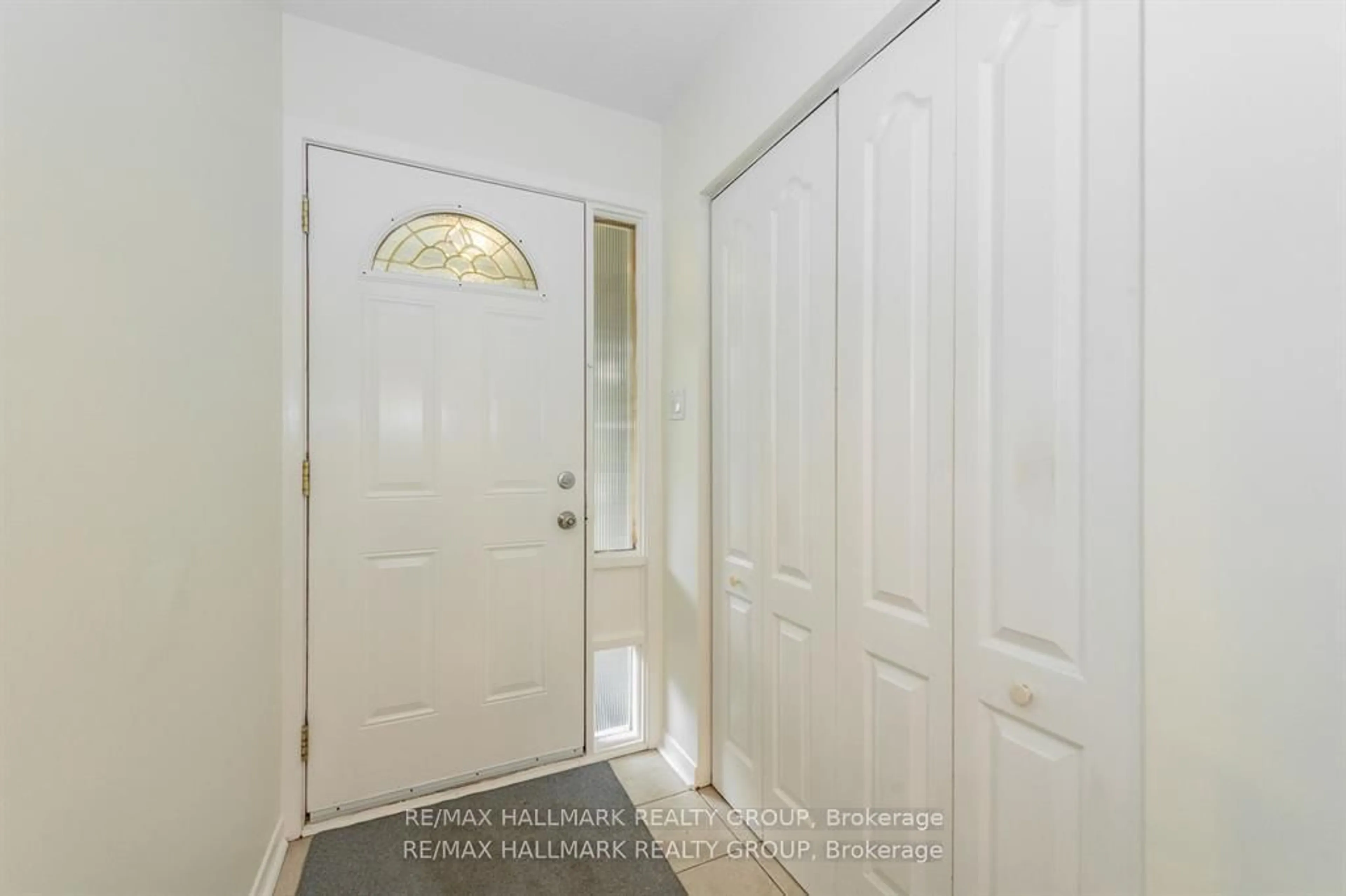 Indoor entryway for 9 Newbury Ave, Ottawa Ontario K2E 6K7