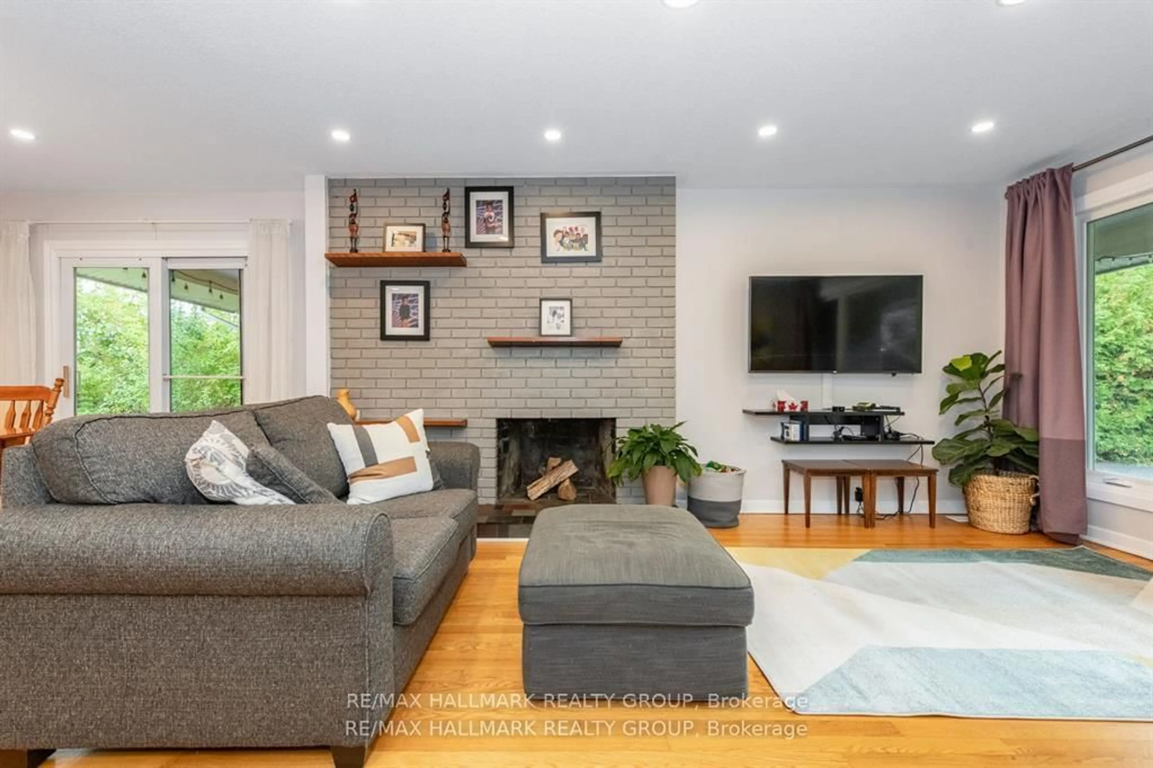 Living room with furniture, unknown for 9 Newbury Ave, Ottawa Ontario K2E 6K7