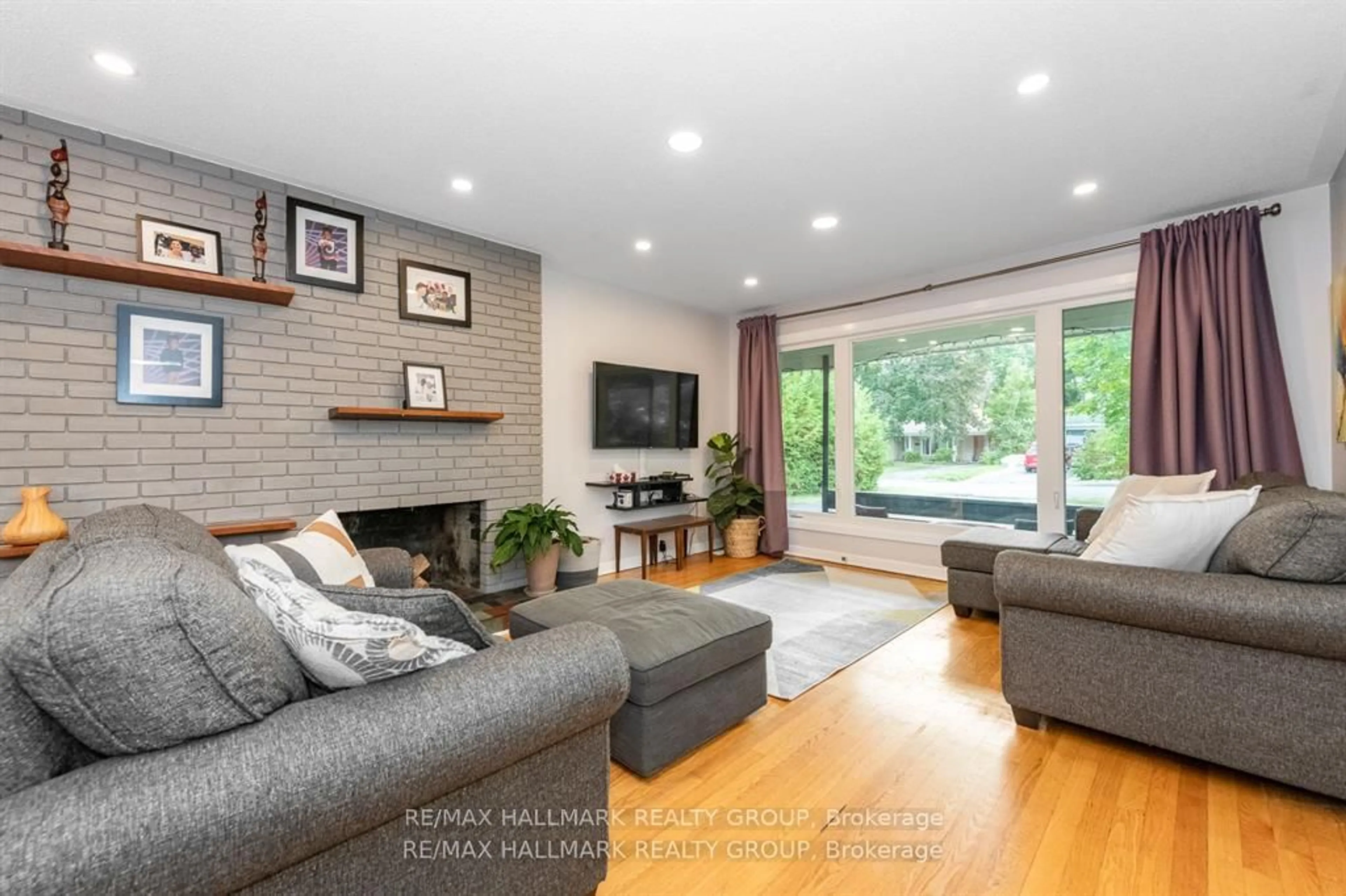 Living room with furniture, unknown for 9 Newbury Ave, Ottawa Ontario K2E 6K7