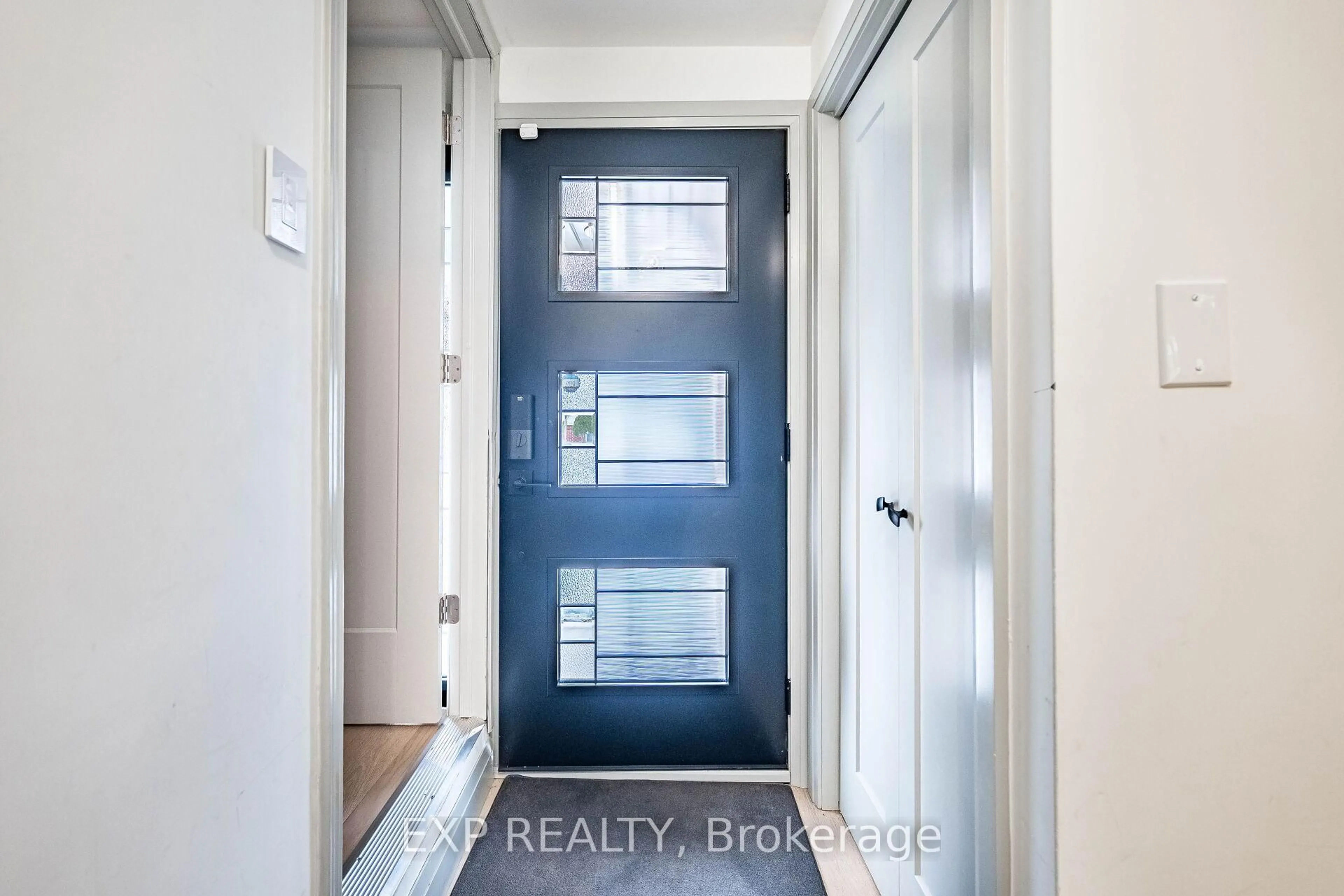 Indoor entryway for 7623 Chorozy St, Niagara Falls Ontario L2H 2P1