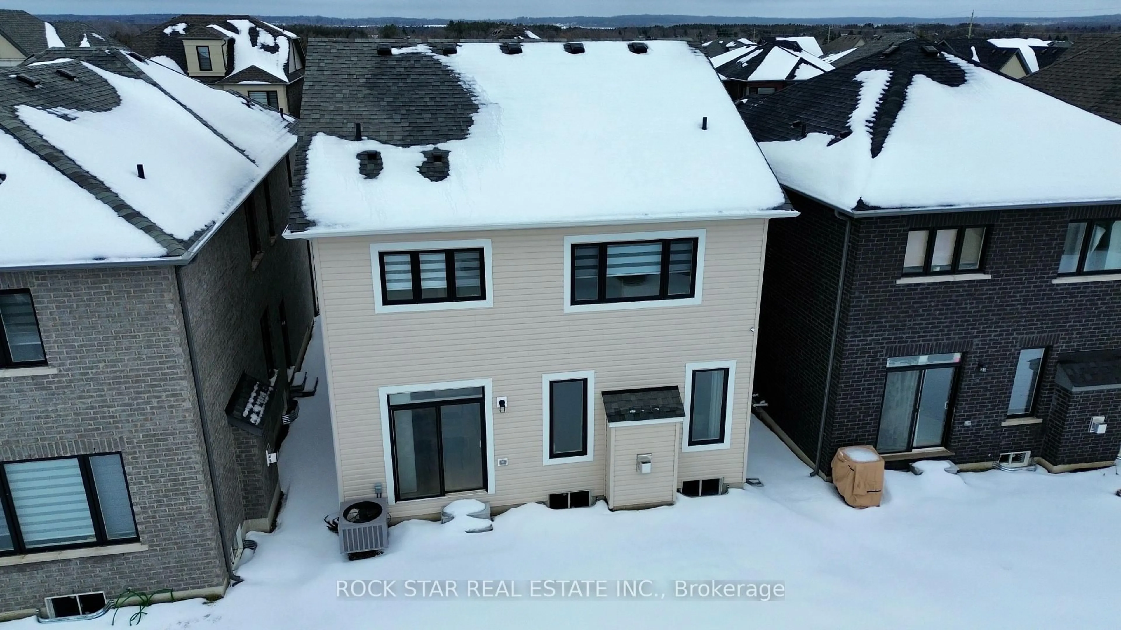 A pic from outside/outdoor area/front of a property/back of a property/a pic from drone, building for 27 Ferguson St, Erin Ontario N0B 1T0