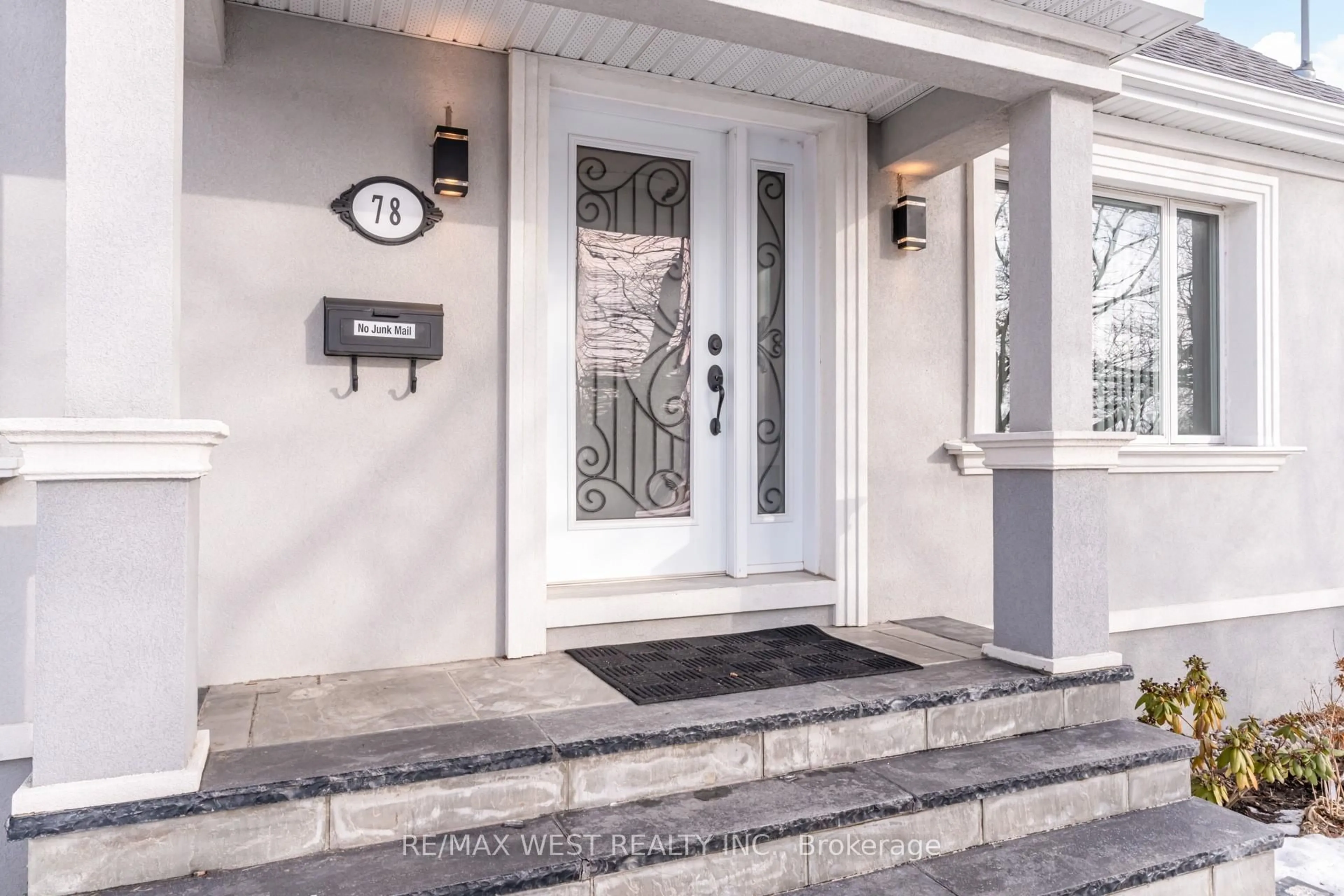 Indoor entryway for 78 Golden Blvd, Welland Ontario L3B 1H6