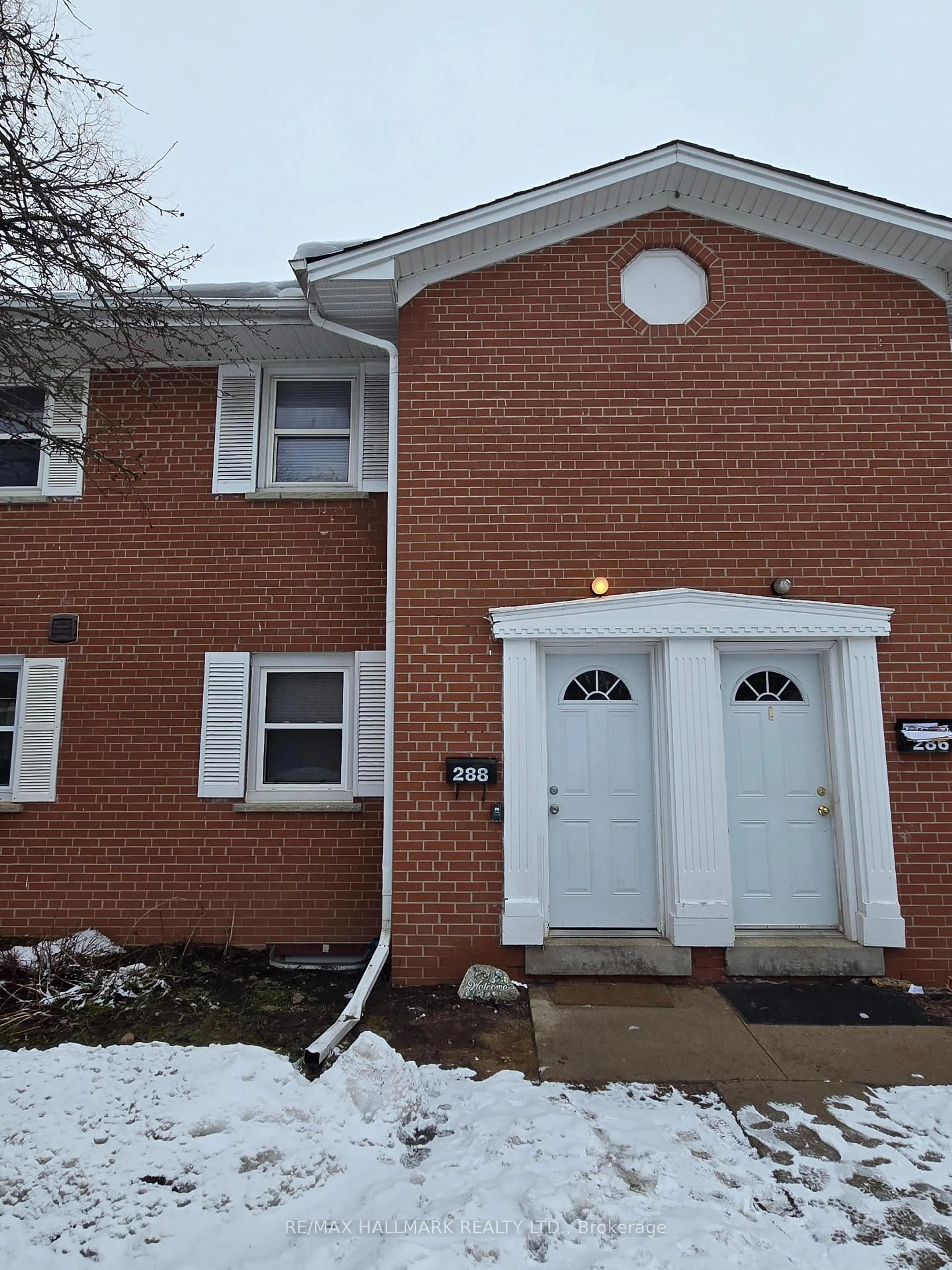Home with brick exterior material, street for 288 Westcourt Pl #25, Waterloo Ontario N2L 2R7