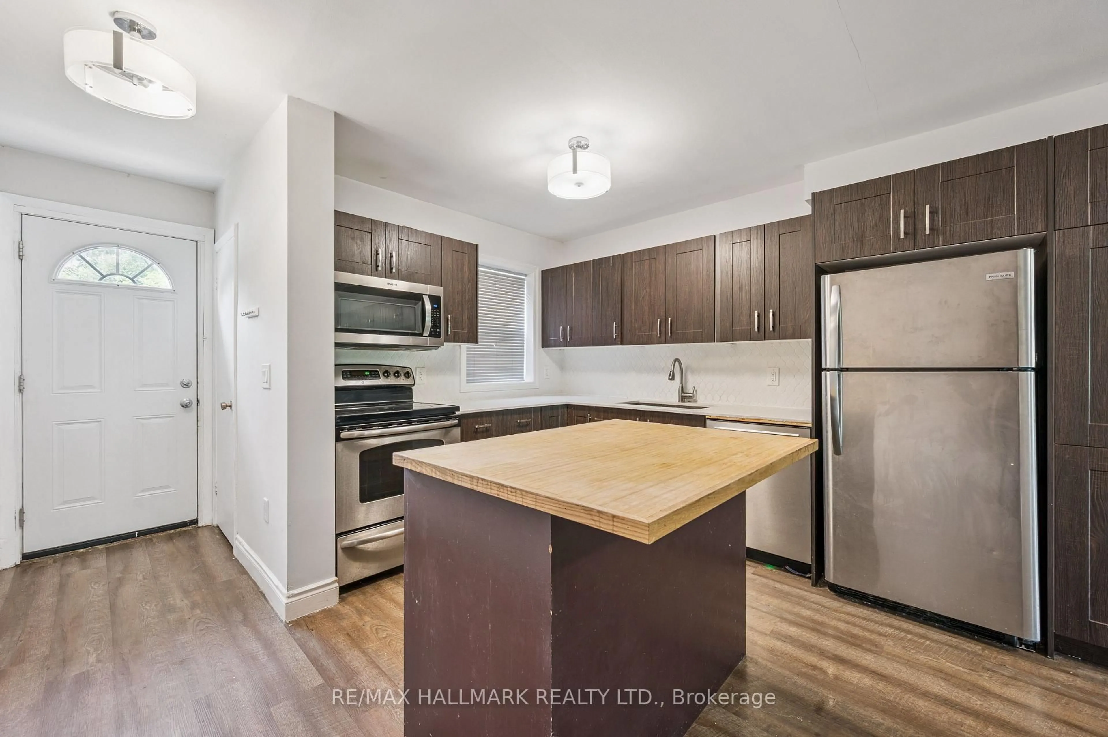 Standard kitchen, wood/laminate floor for 288 Westcourt Pl #25, Waterloo Ontario N2L 2R7