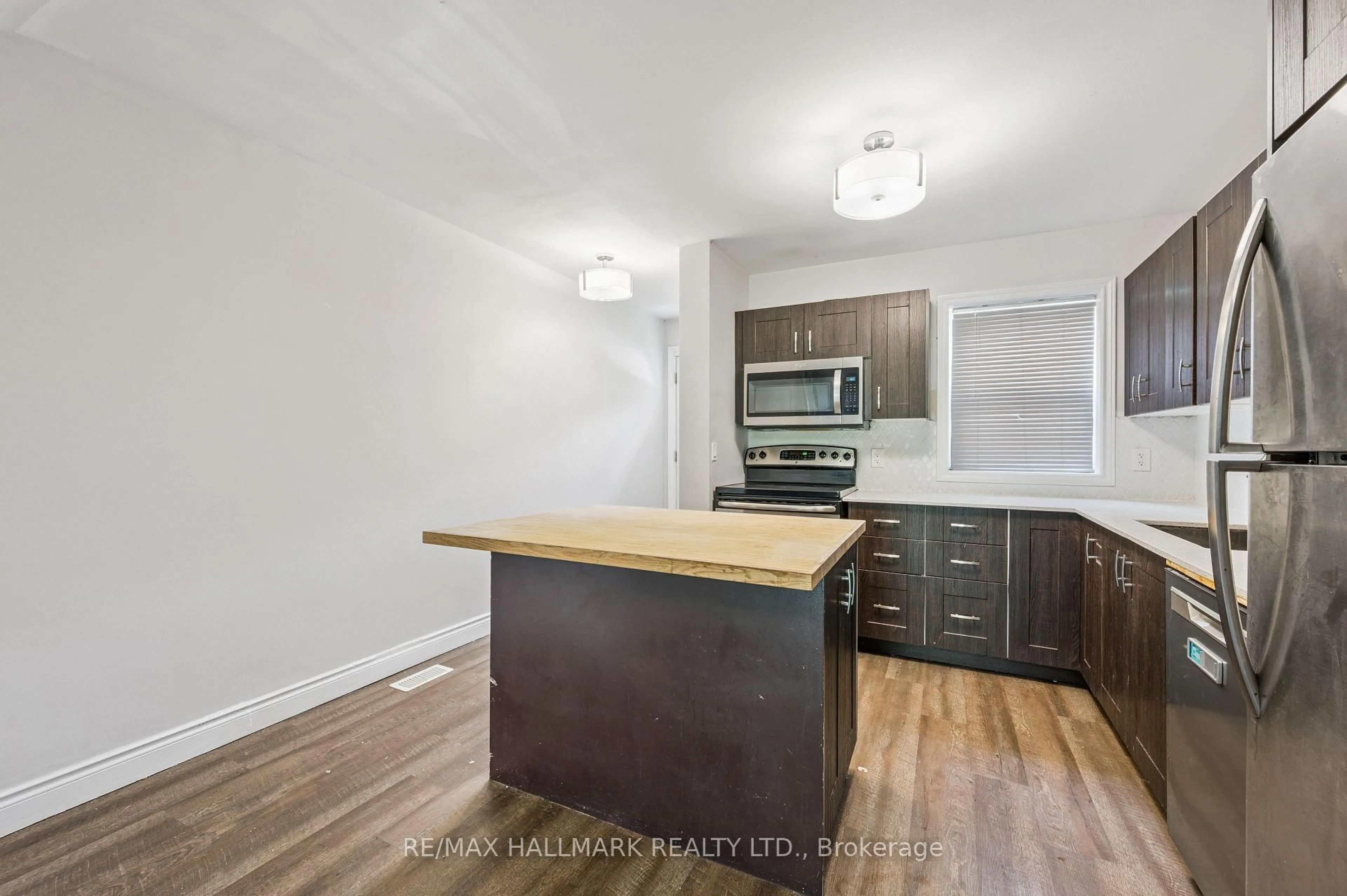 Open concept kitchen, wood/laminate floor for 288 Westcourt Pl #25, Waterloo Ontario N2L 2R7