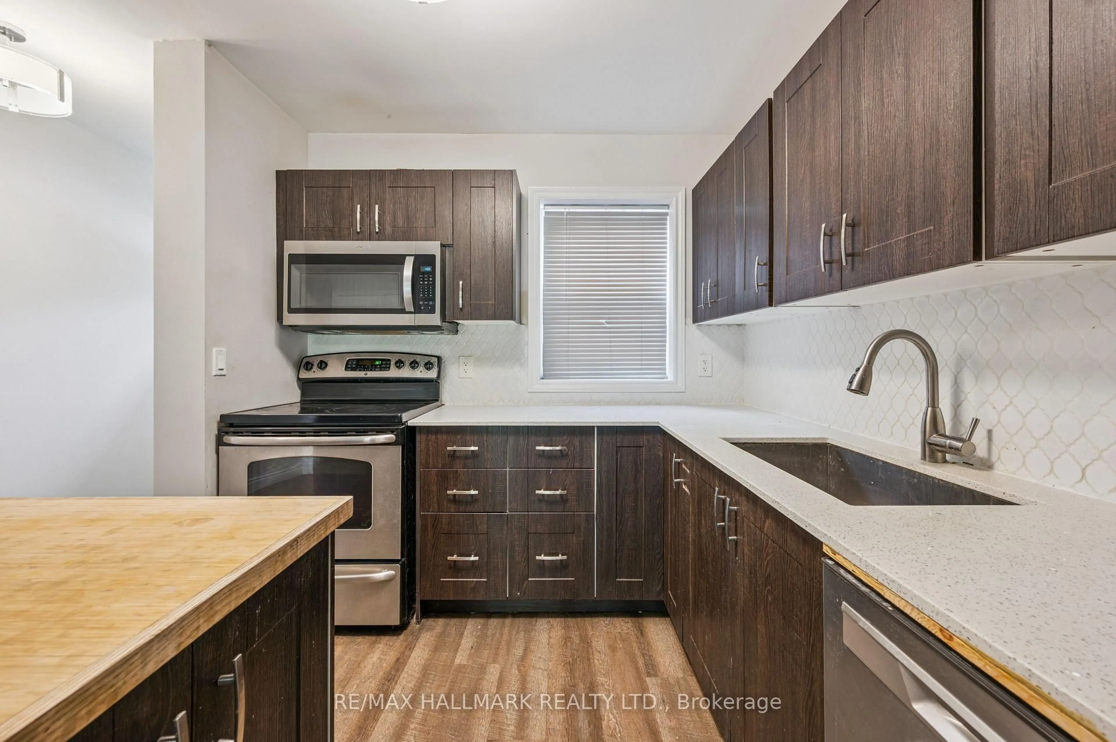 Standard kitchen, wood/laminate floor for 288 Westcourt Pl #25, Waterloo Ontario N2L 2R7