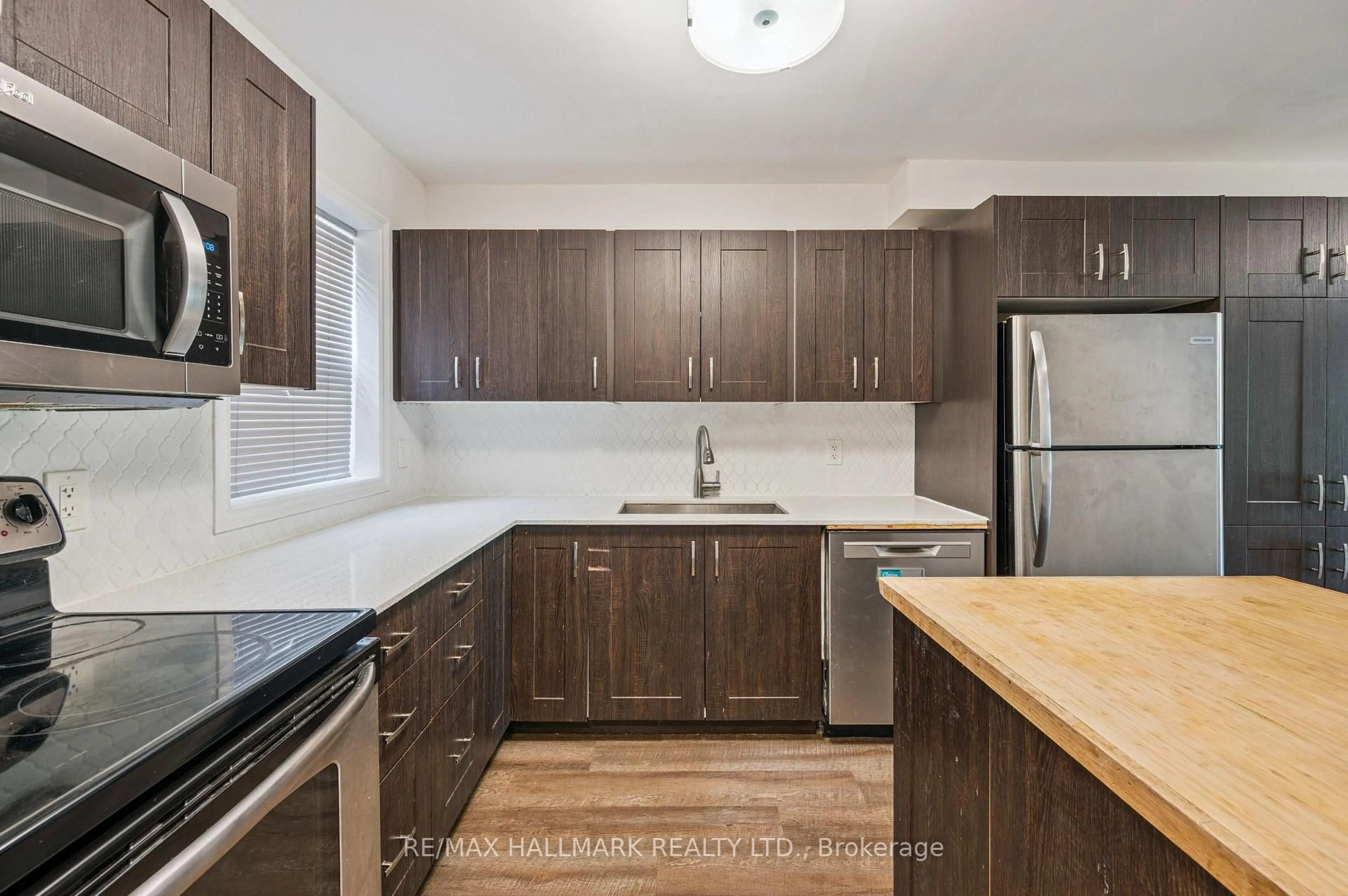 Standard kitchen, wood/laminate floor for 288 Westcourt Pl #25, Waterloo Ontario N2L 2R7