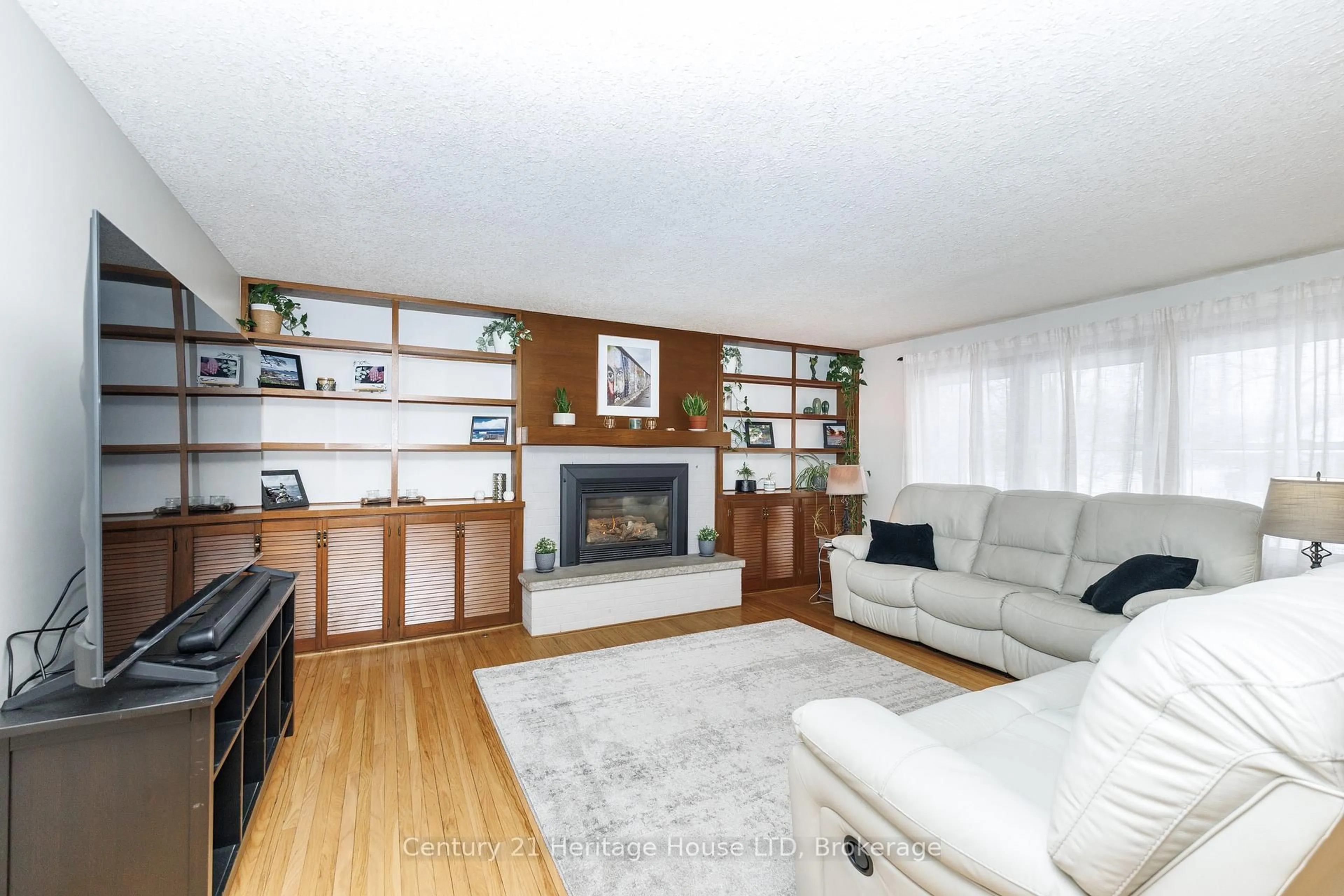Living room with furniture, wood/laminate floor for 467 Gorham Rd Rd, Fort Erie Ontario L0S 1N0