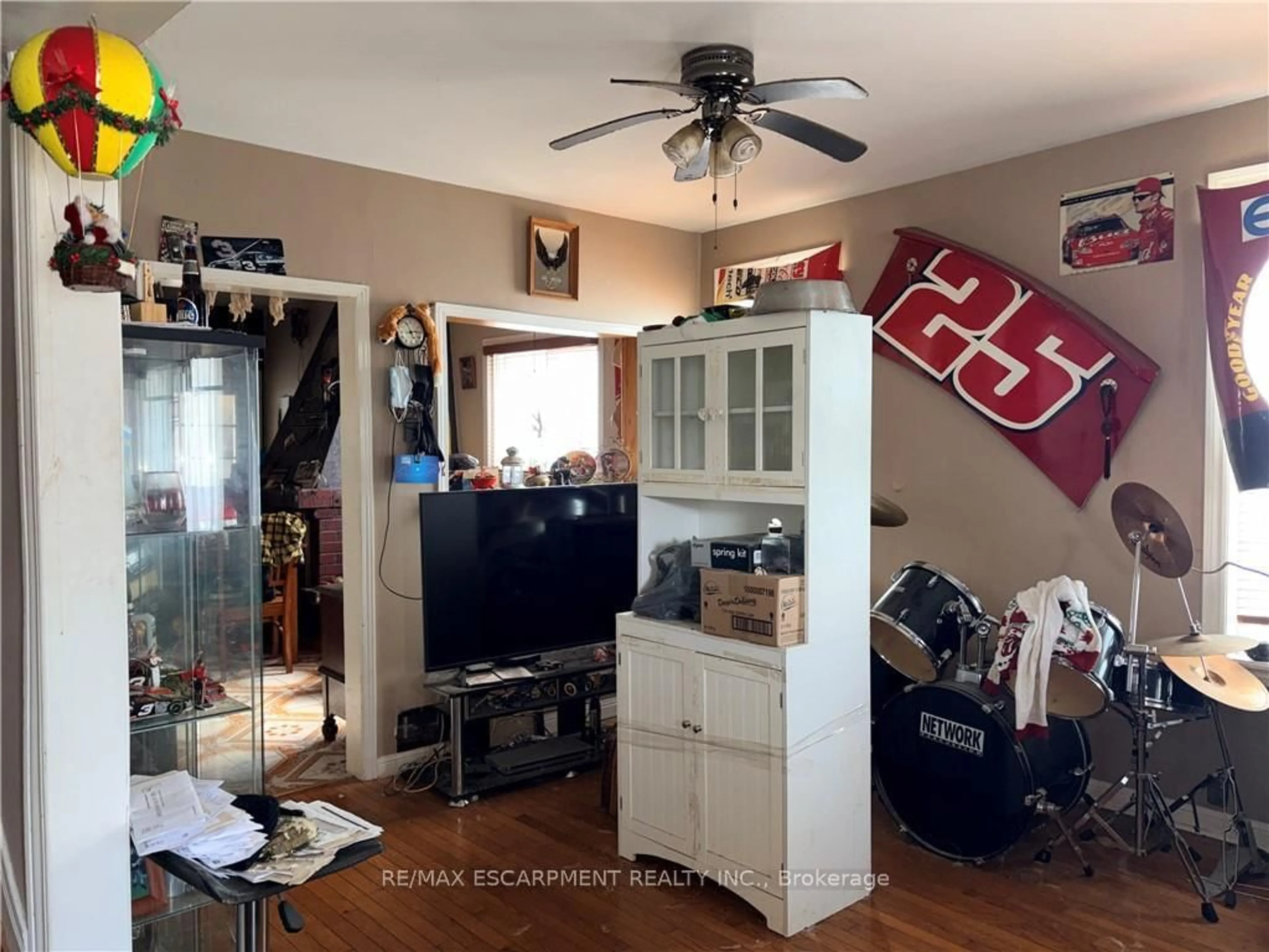 A pic of a room for 14 Carlisle St, Hamilton Ontario L8H 4C3