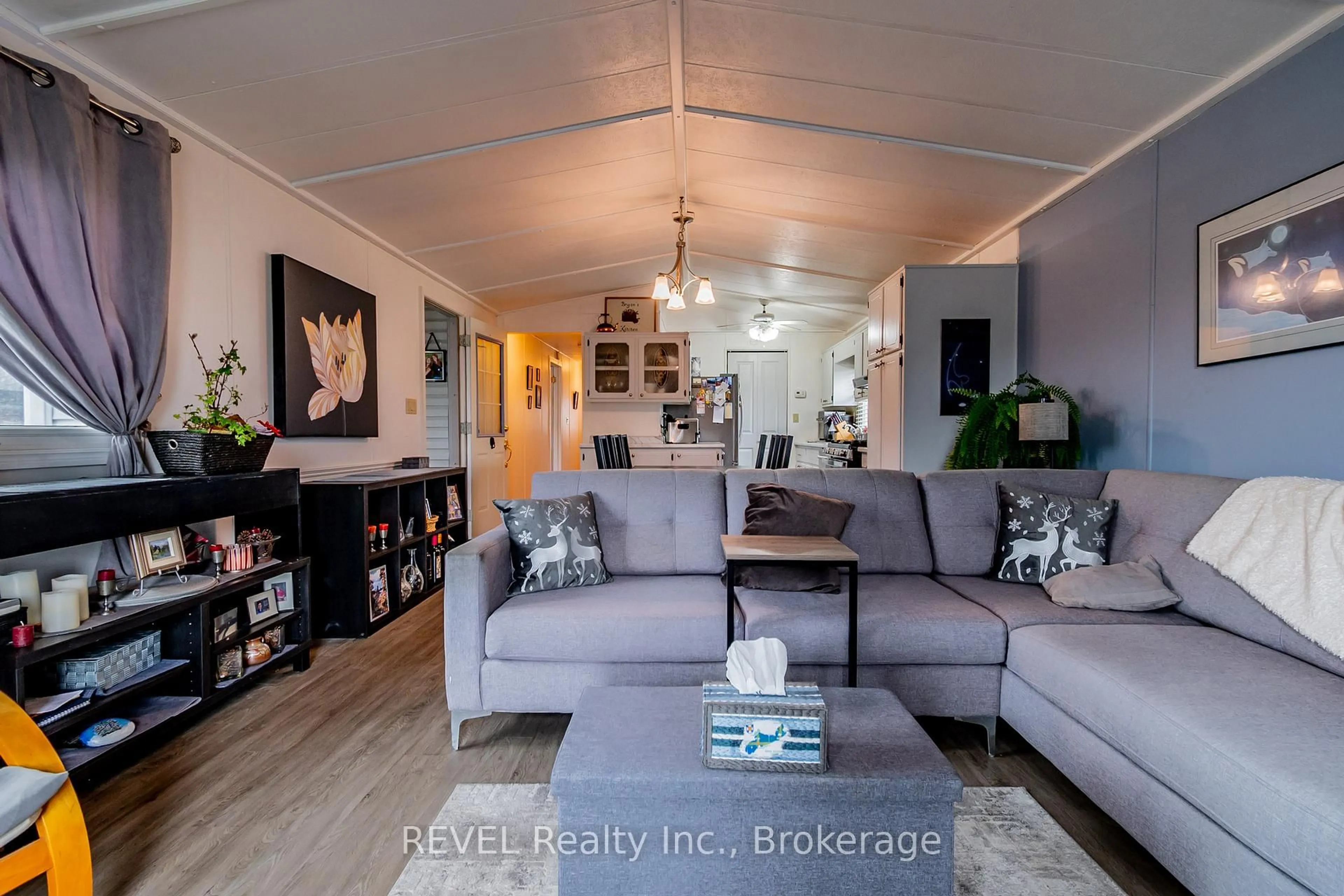 Living room with furniture, unknown for 3033 Townline Rd #115, Fort Erie Ontario L0S 1S1