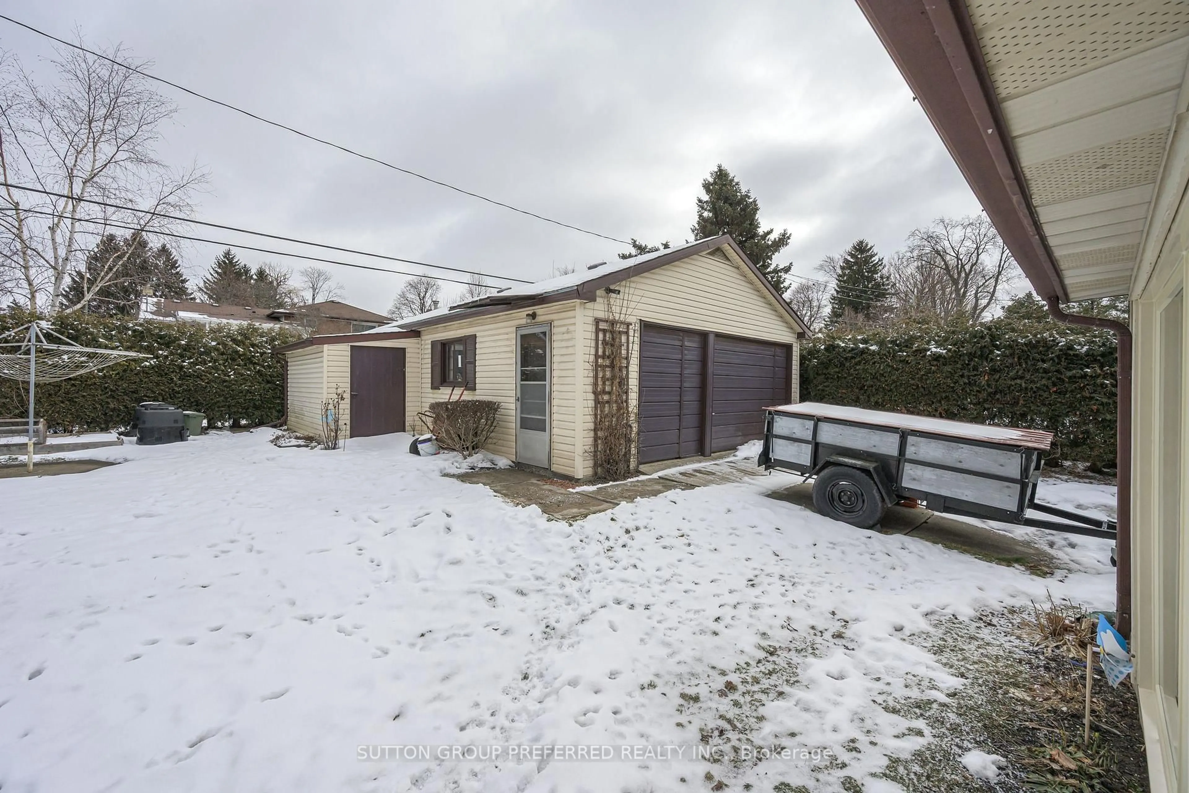 A pic from outside/outdoor area/front of a property/back of a property/a pic from drone, street for 268 King Edward Ave, London South Ontario N5Z 3V3