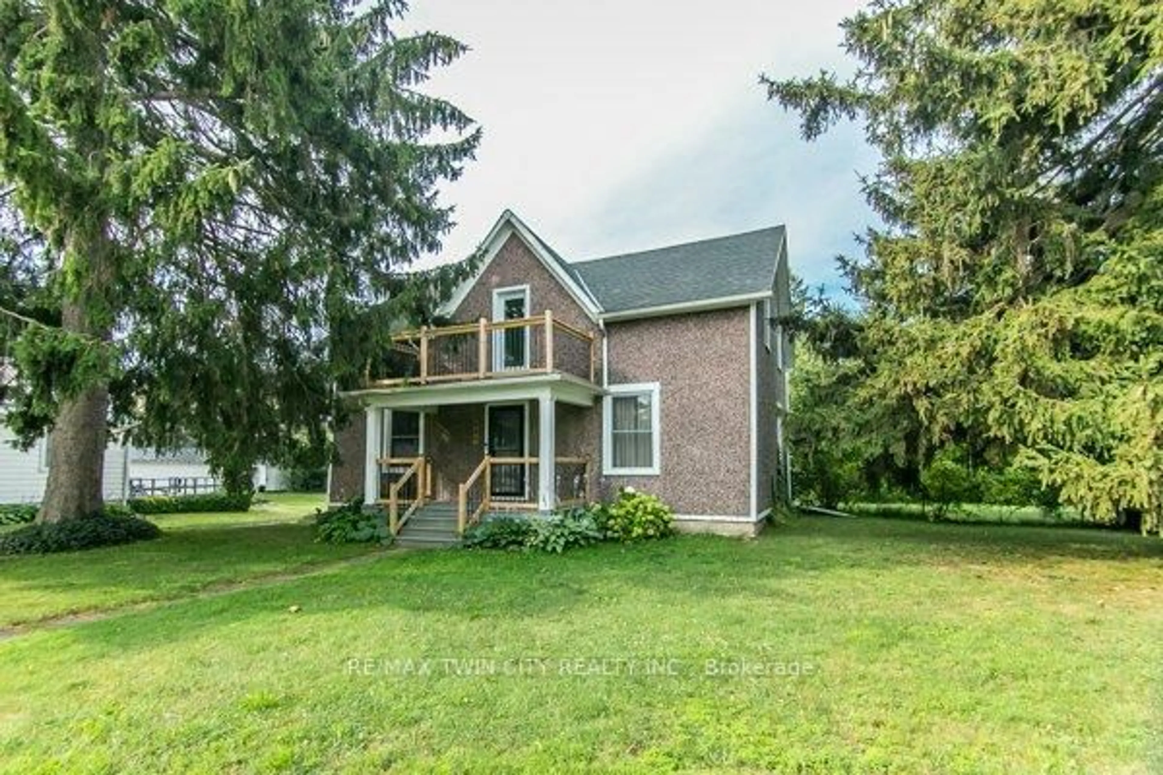 A pic from outside/outdoor area/front of a property/back of a property/a pic from drone, unknown for 346 Wellington St, Ingersoll Ontario N5C 1T4