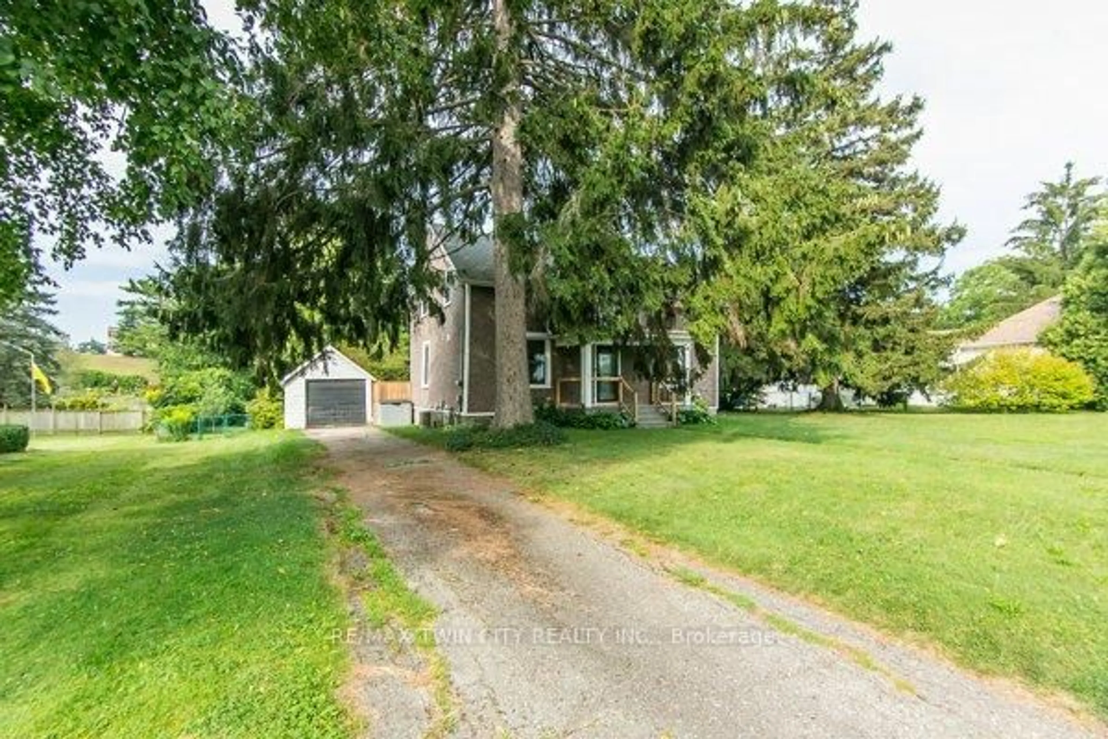 A pic from outside/outdoor area/front of a property/back of a property/a pic from drone, street for 346 Wellington St, Ingersoll Ontario N5C 1T4