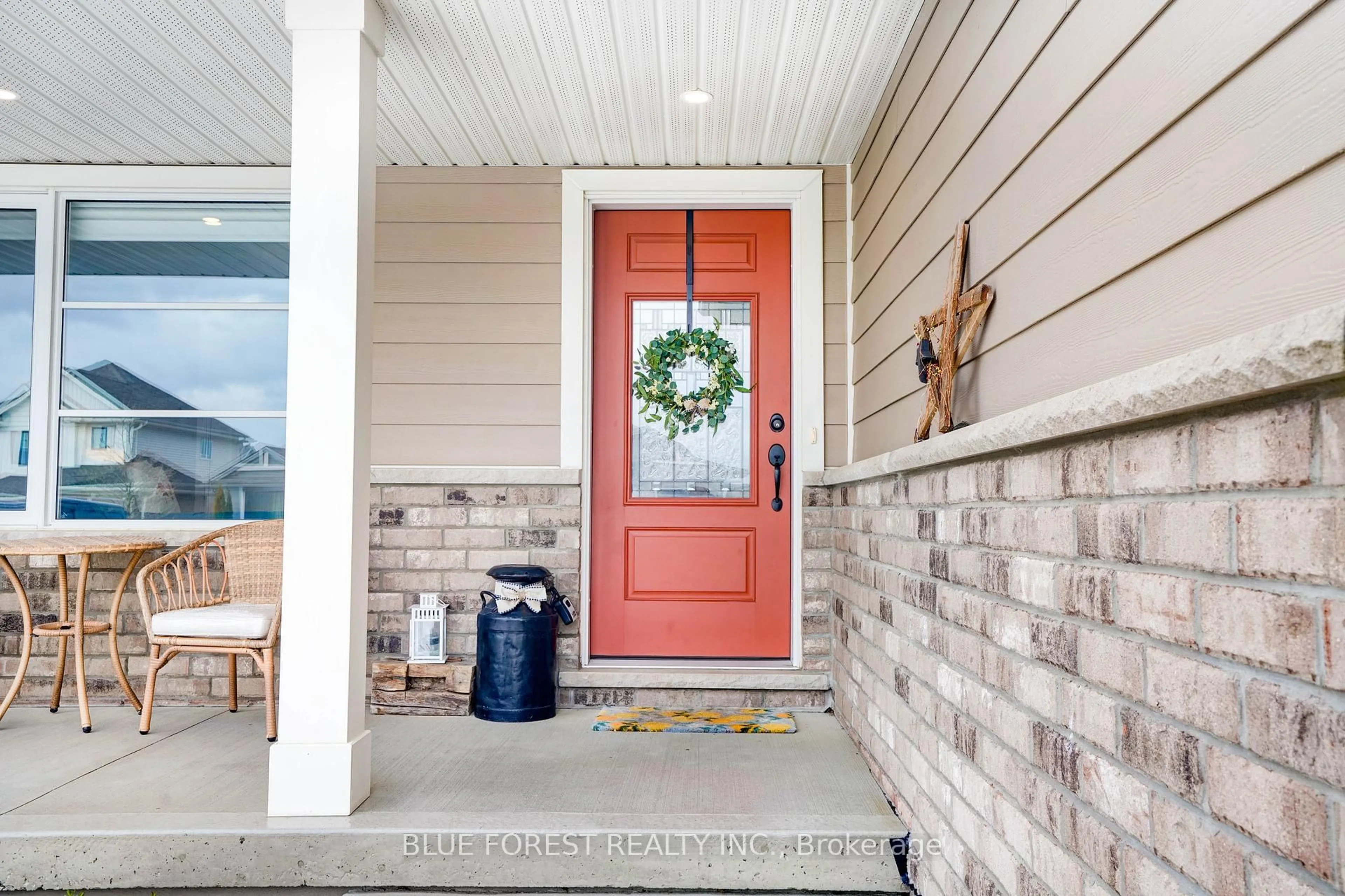 Indoor entryway for 12 Auburn Dr, St. Thomas Ontario N5R 0K2