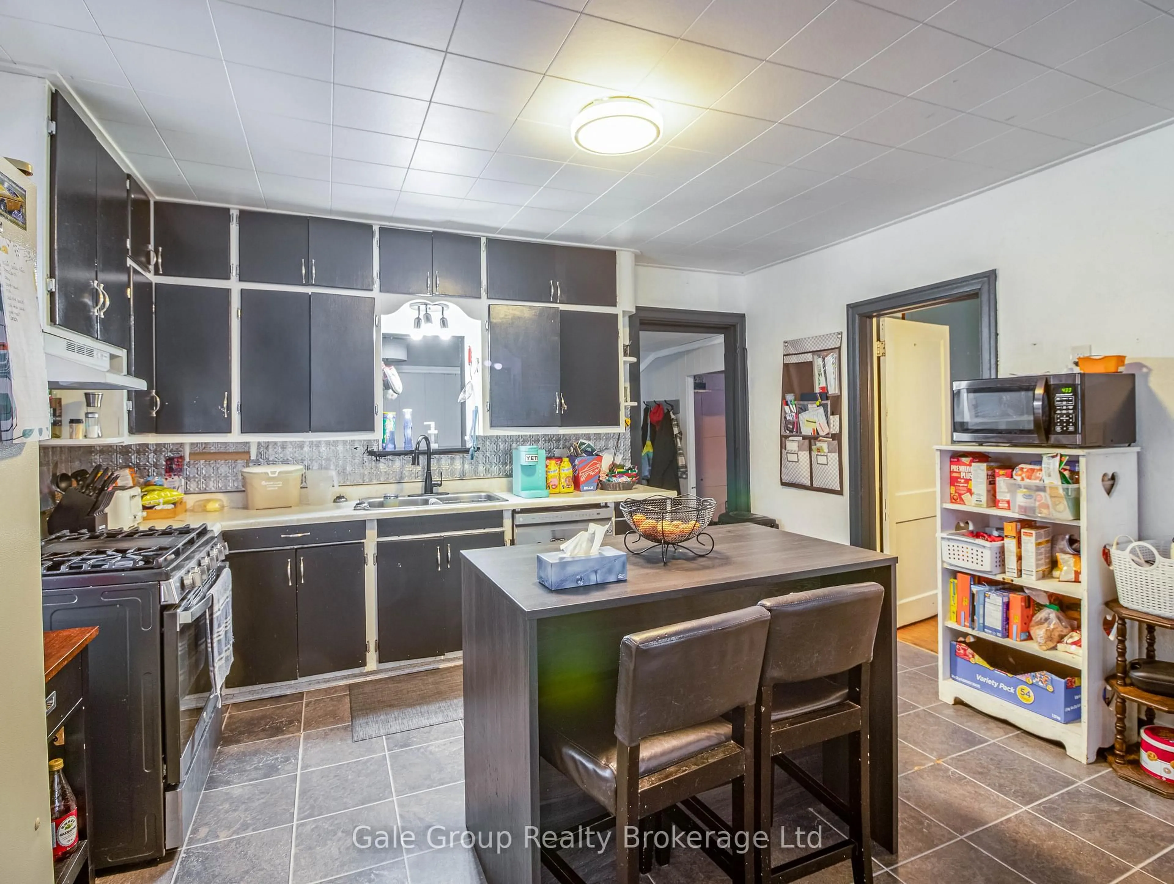 Open concept kitchen, ceramic/tile floor for 839 Dufferin St, Woodstock Ontario N4S 1Y8