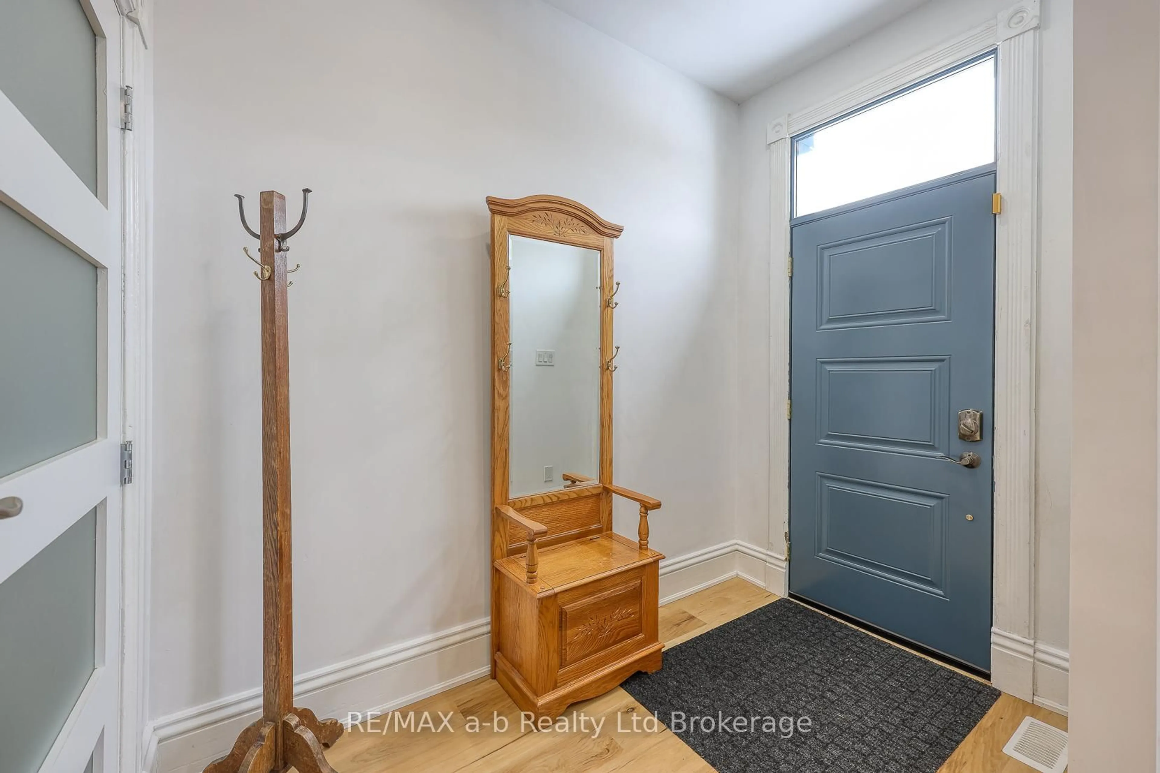 Indoor entryway for 550 Mary St, Woodstock Ontario N4S 4S9