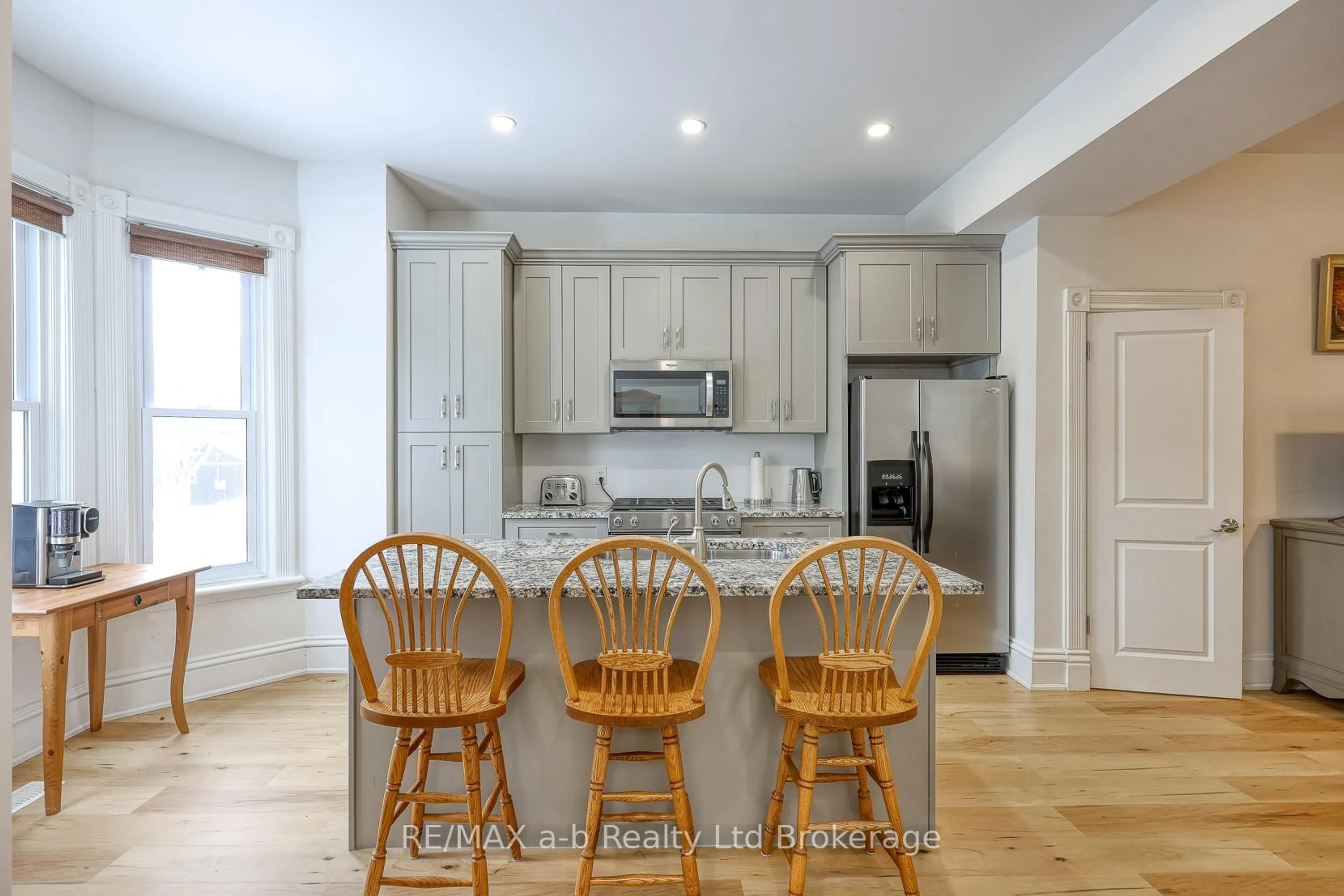 Open concept kitchen, unknown for 550 Mary St, Woodstock Ontario N4S 4S9