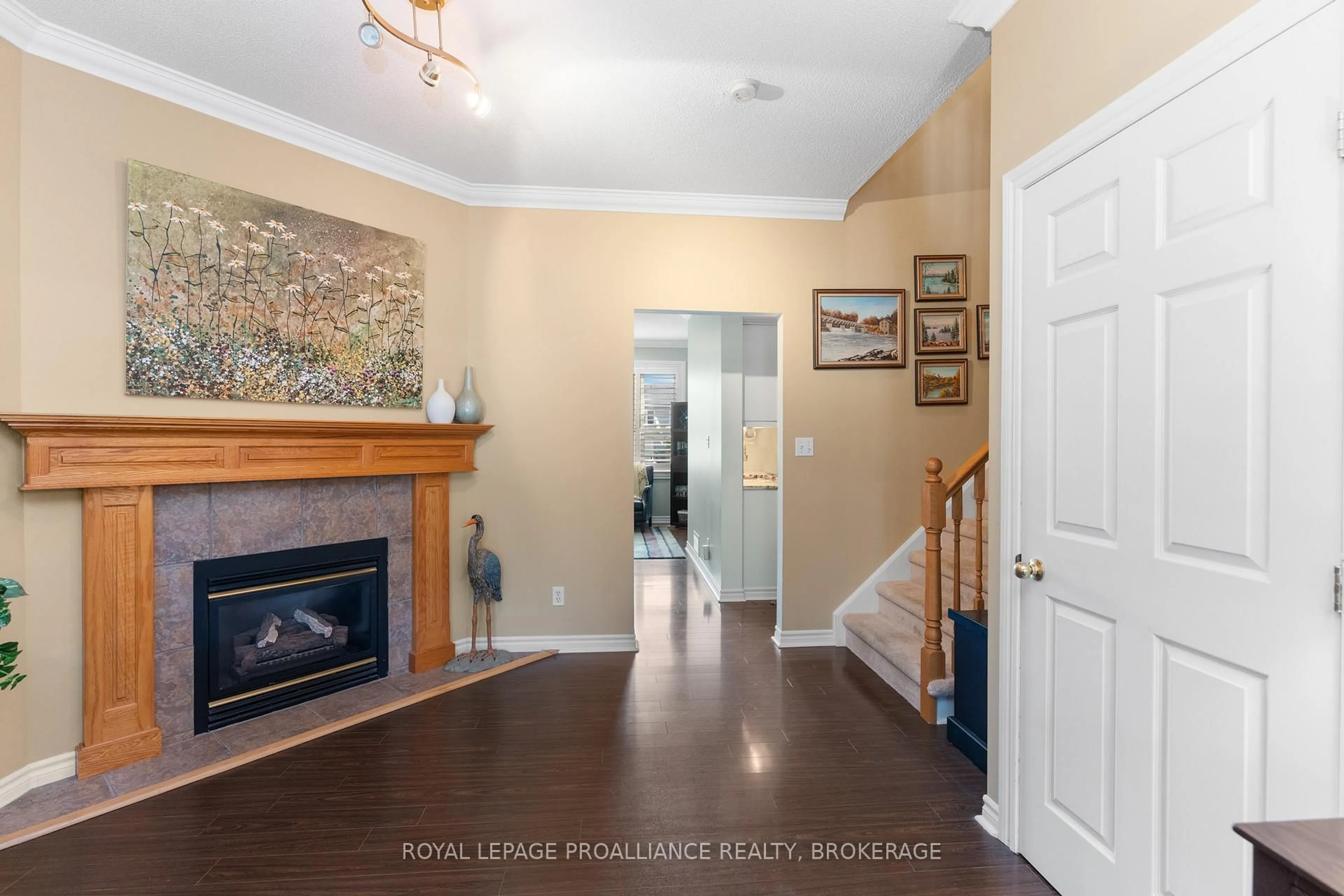 Indoor entryway for 39 Mowat Ave, Kingston Ontario K7M 8Y8