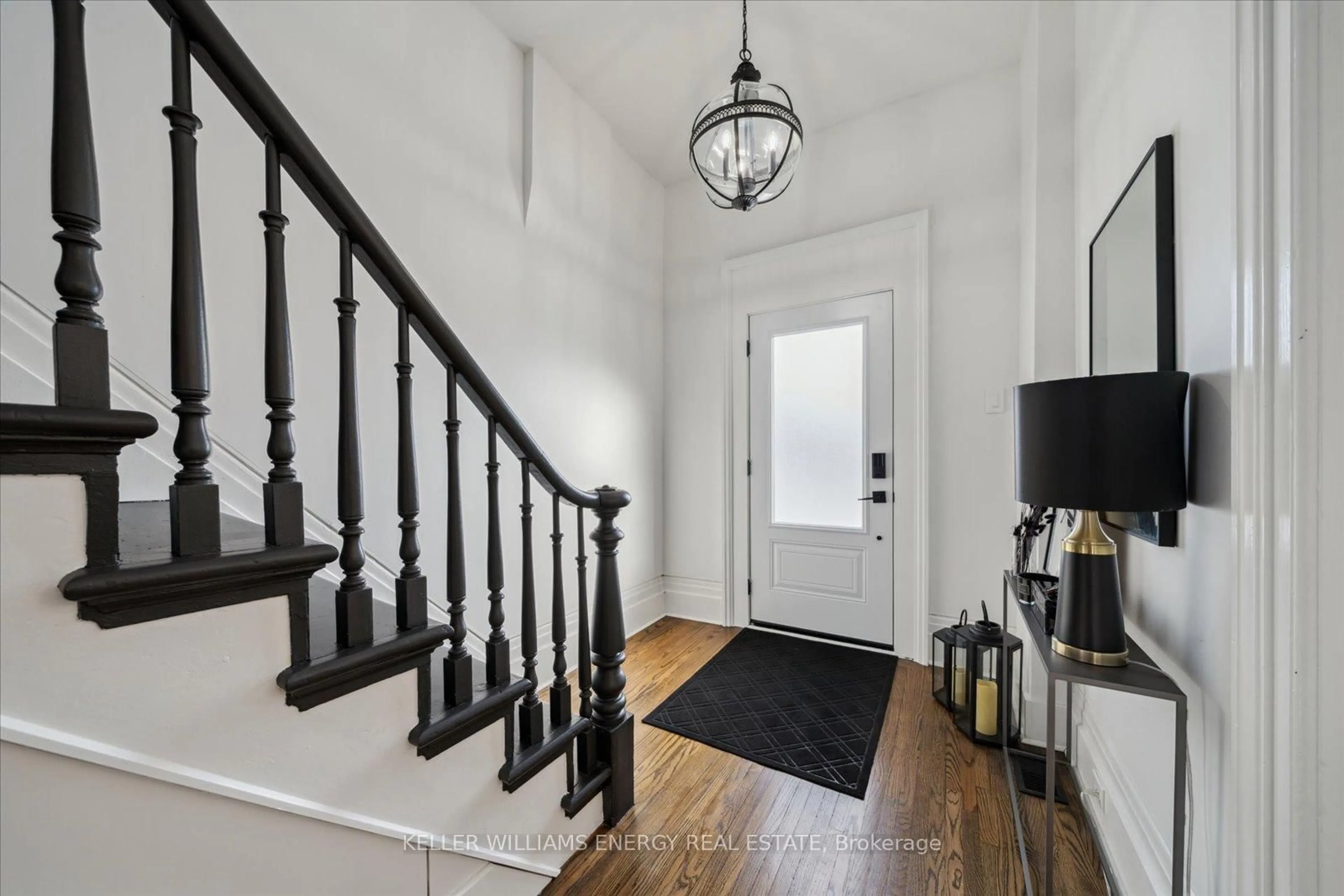 Indoor entryway for 272 Ridout St, Port Hope Ontario L1A 1P5