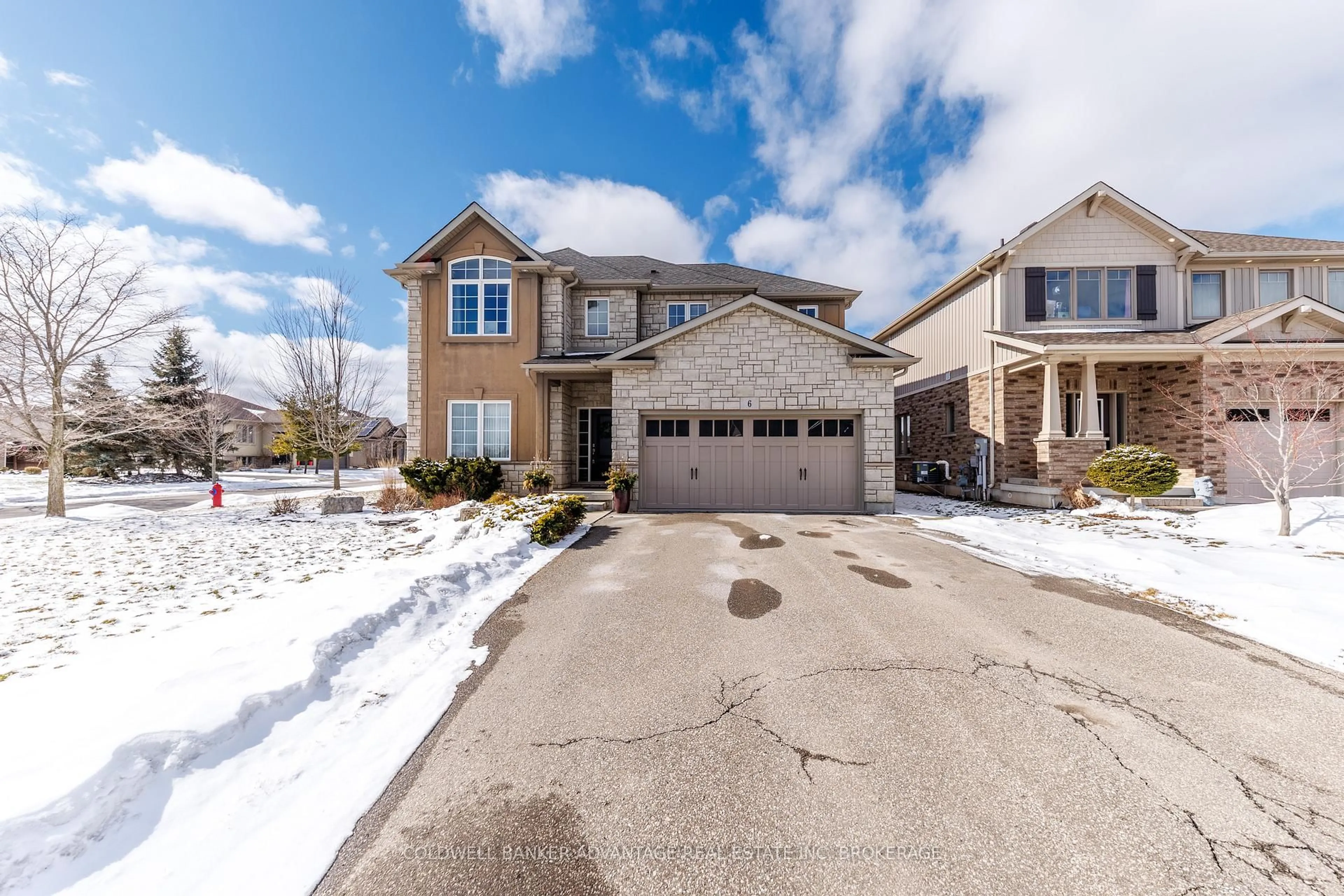 A pic from outside/outdoor area/front of a property/back of a property/a pic from drone, street for 6 Falcon Dr, Welland Ontario L3C 0B2