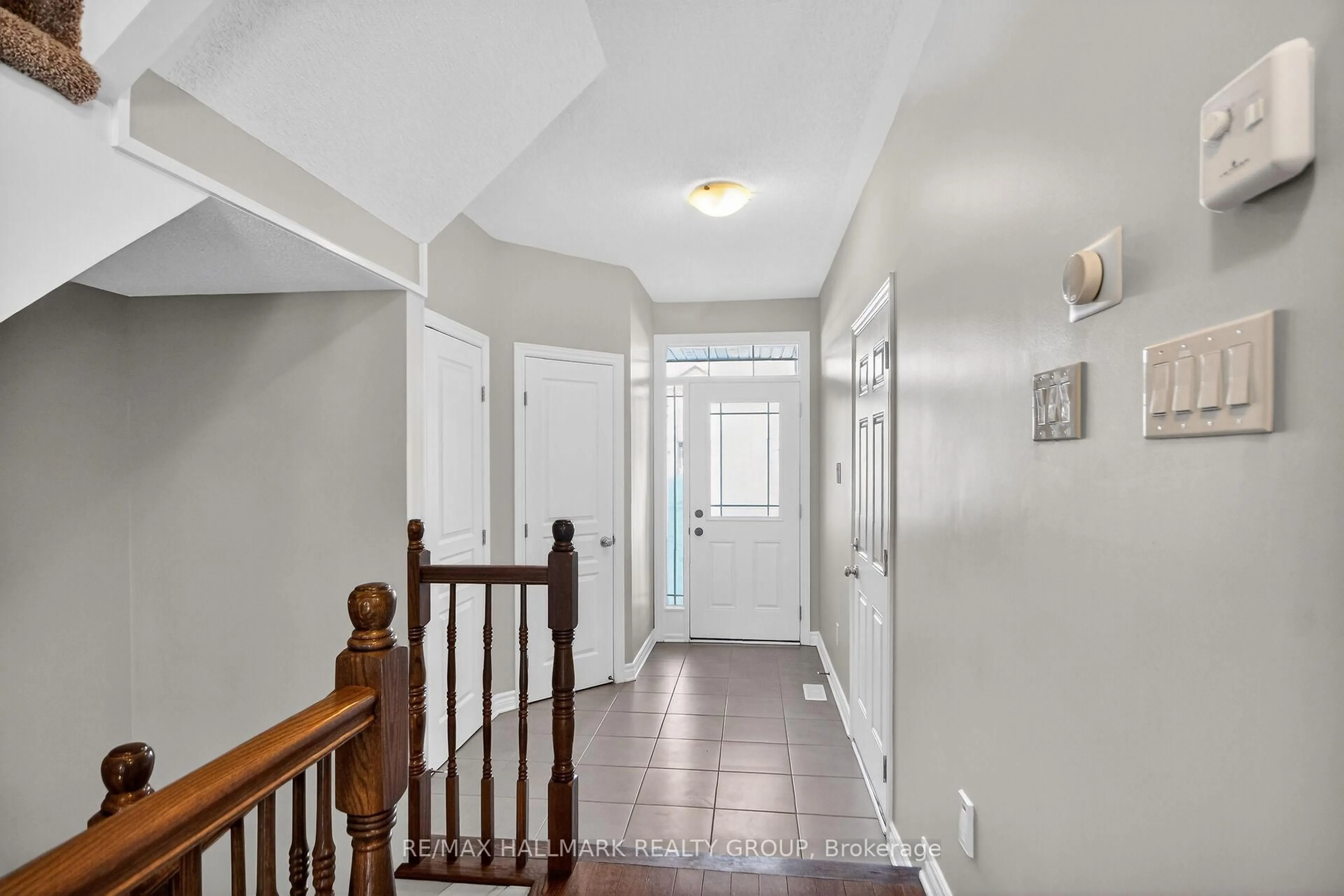 Indoor entryway for 457 Barrick Hill Rd, Ottawa Ontario K2M 0H8