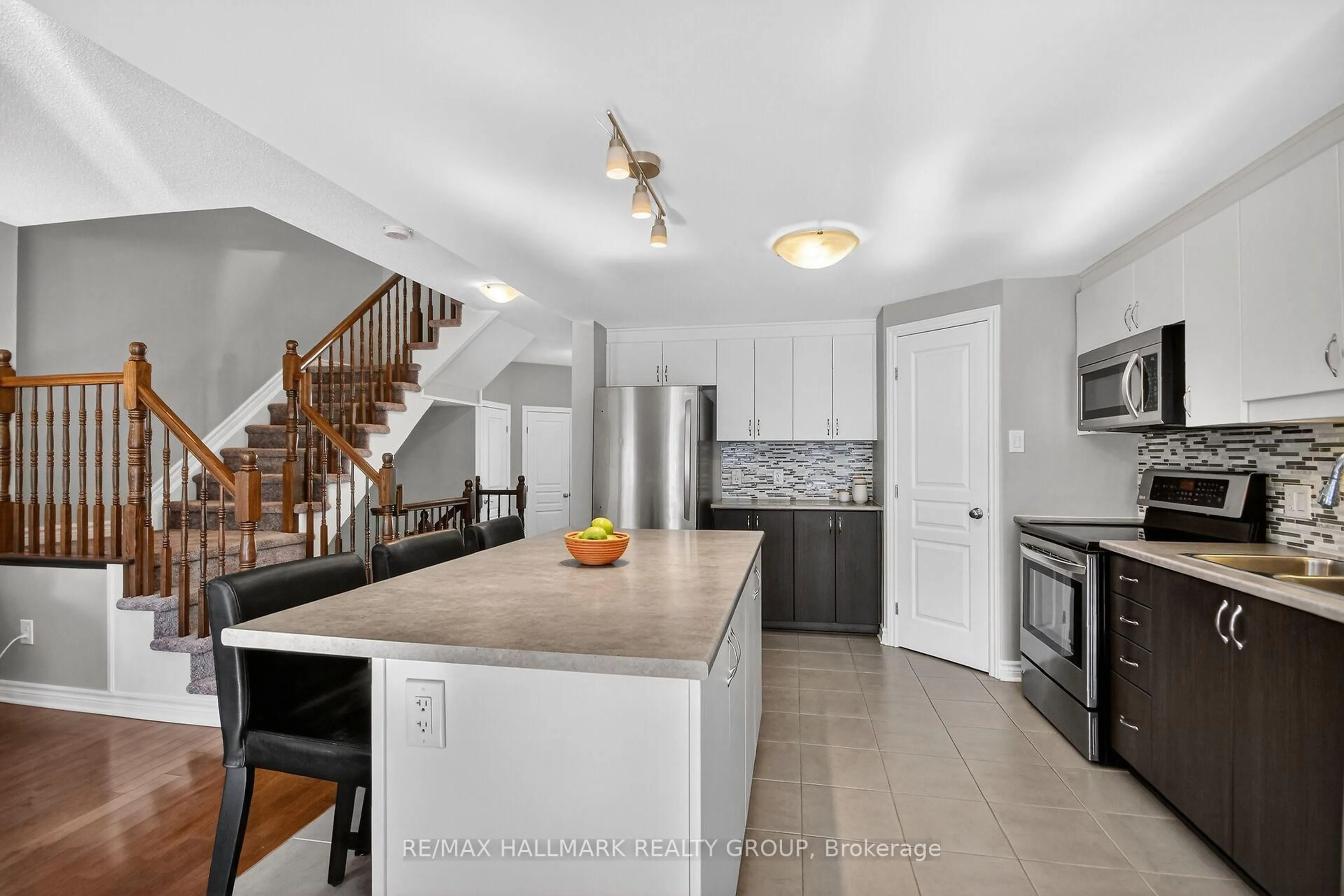 Open concept kitchen, ceramic/tile floor for 457 Barrick Hill Rd, Ottawa Ontario K2M 0H8