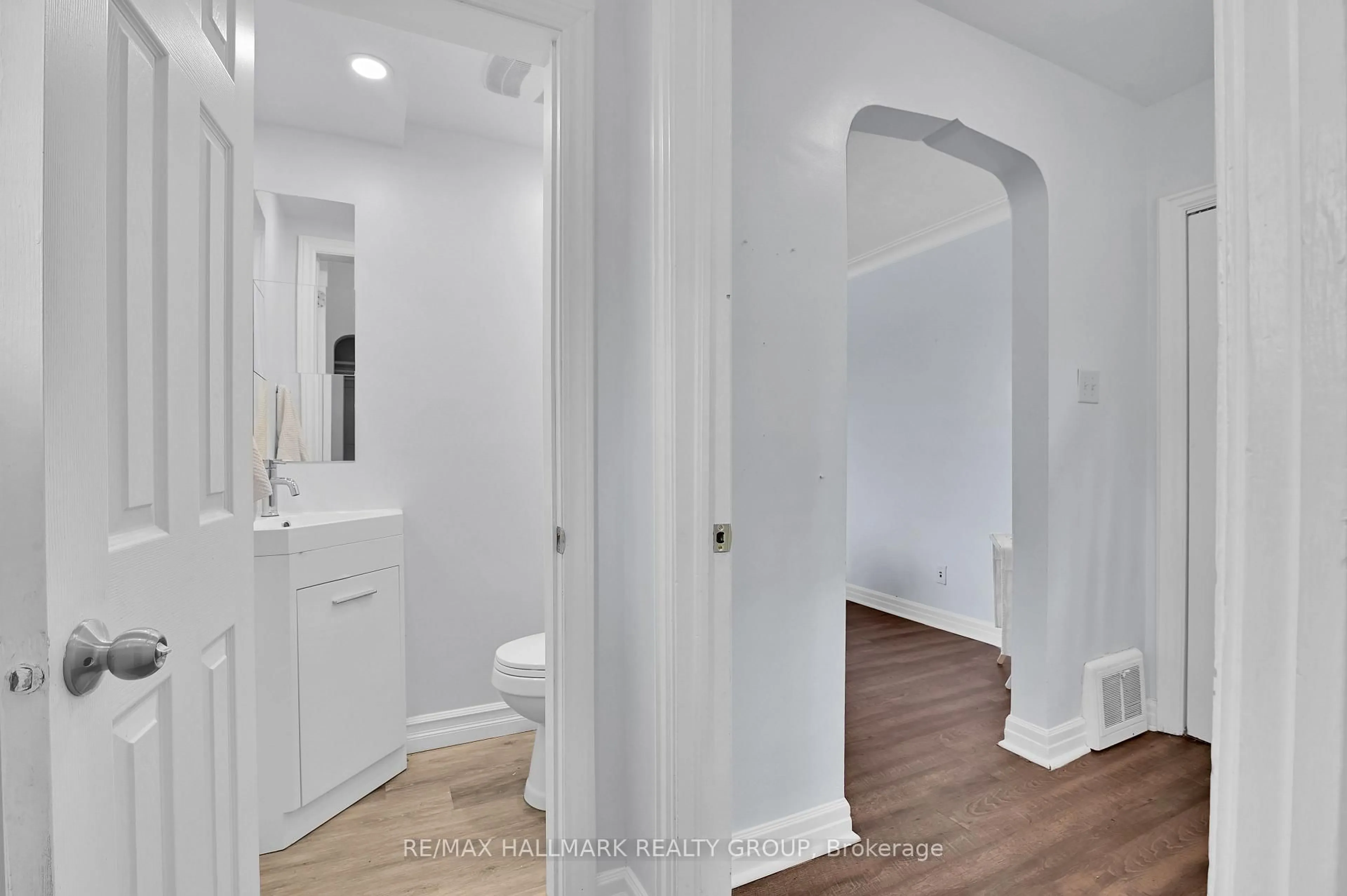 Indoor entryway for 6A - 6B Centennial Blvd, Ottawa Ontario K1S 0M7