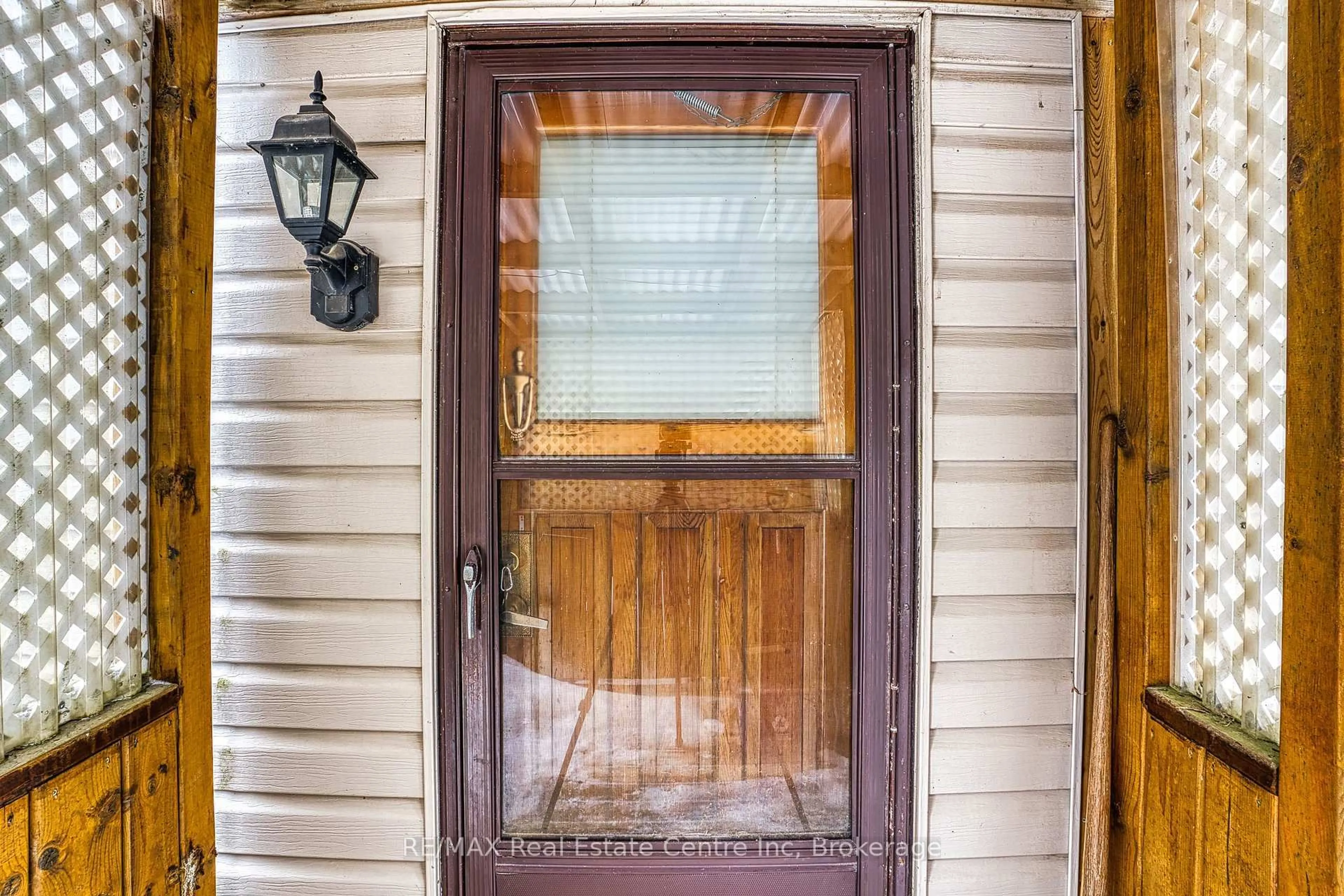 Indoor entryway for 54 First Ave, Wellington North Ontario N0G 1A0