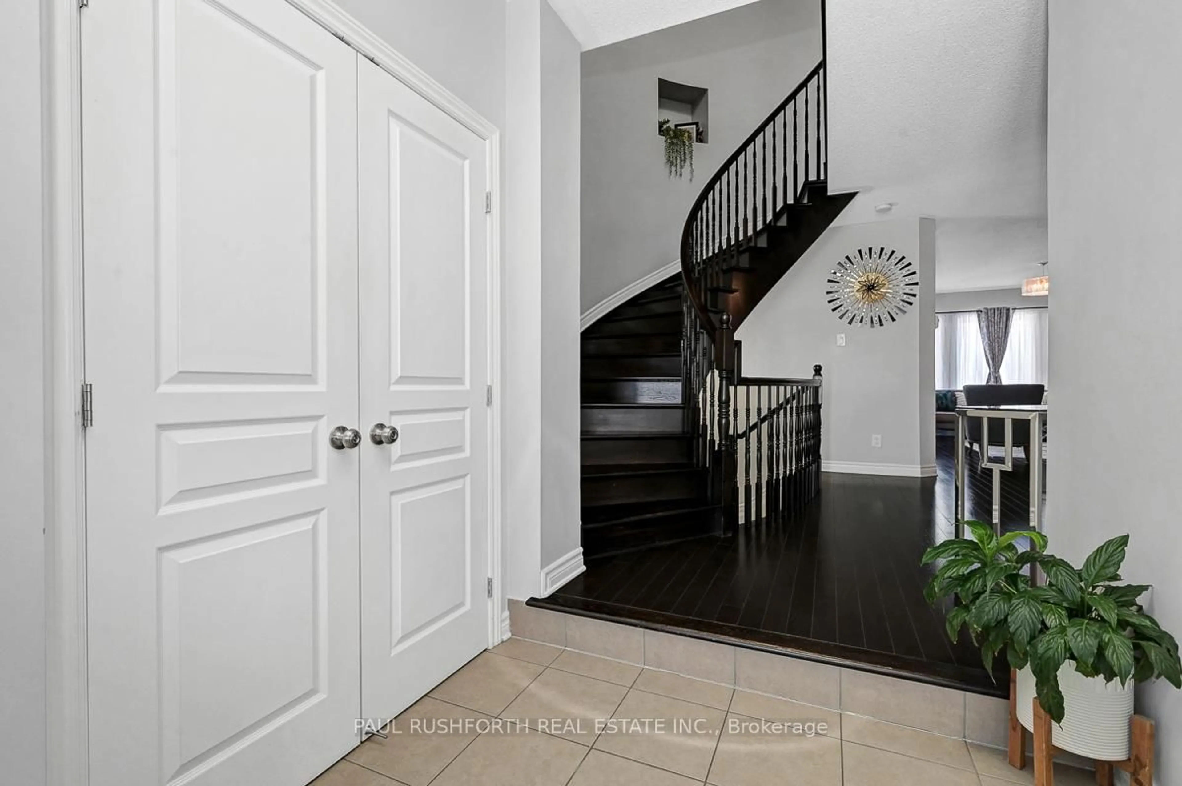 Indoor entryway for 560 Du Pin Rouge Way, Ottawa Ontario K1W 0C4
