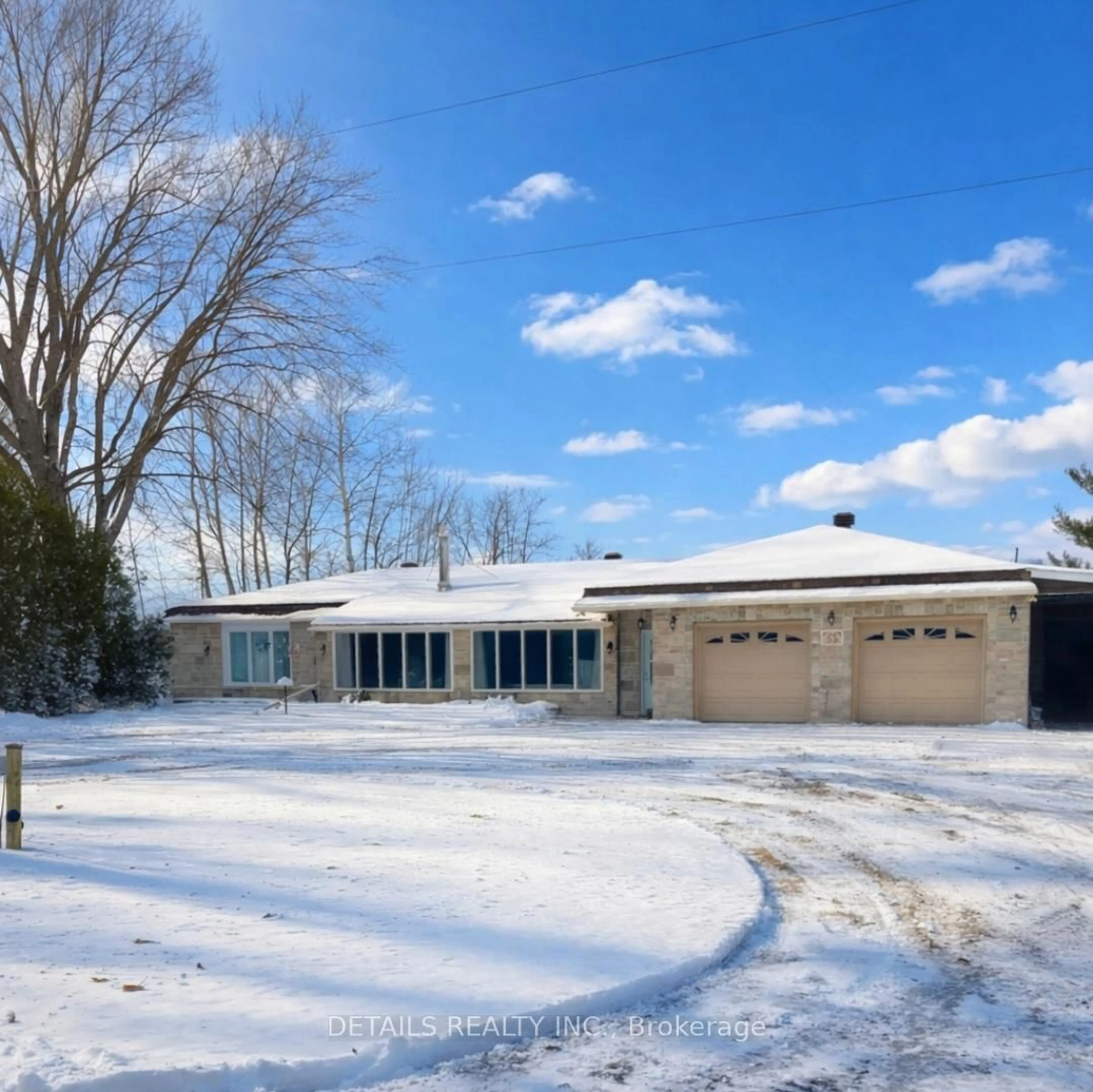 A pic from outside/outdoor area/front of a property/back of a property/a pic from drone, building for 899 Concession 1 Rd, Alfred and Plantagenet Ontario K0B 1L0