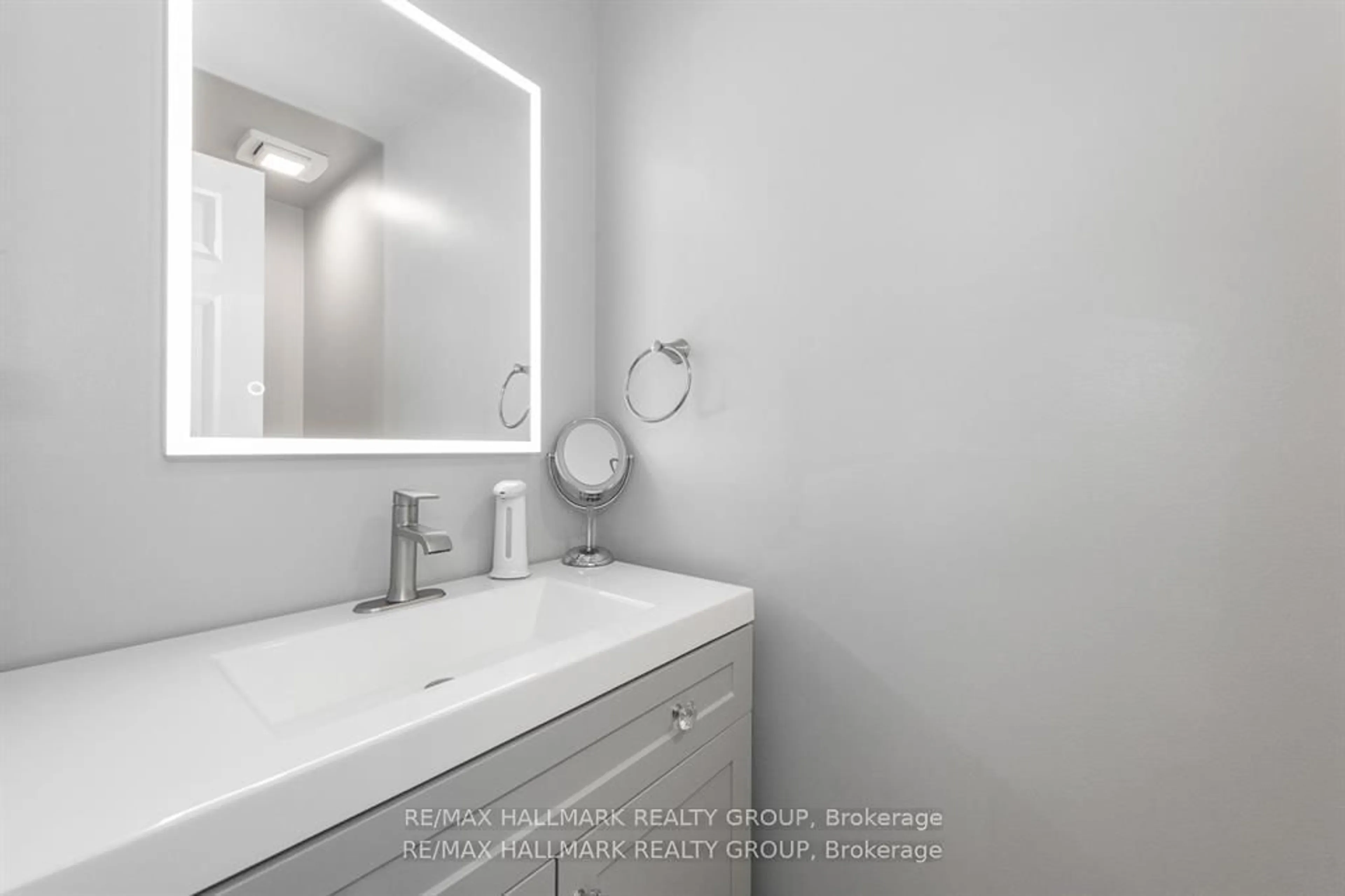 Standard bathroom, unknown for 1803 Lamoureux Dr #51, Ottawa Ontario K1E 2H3