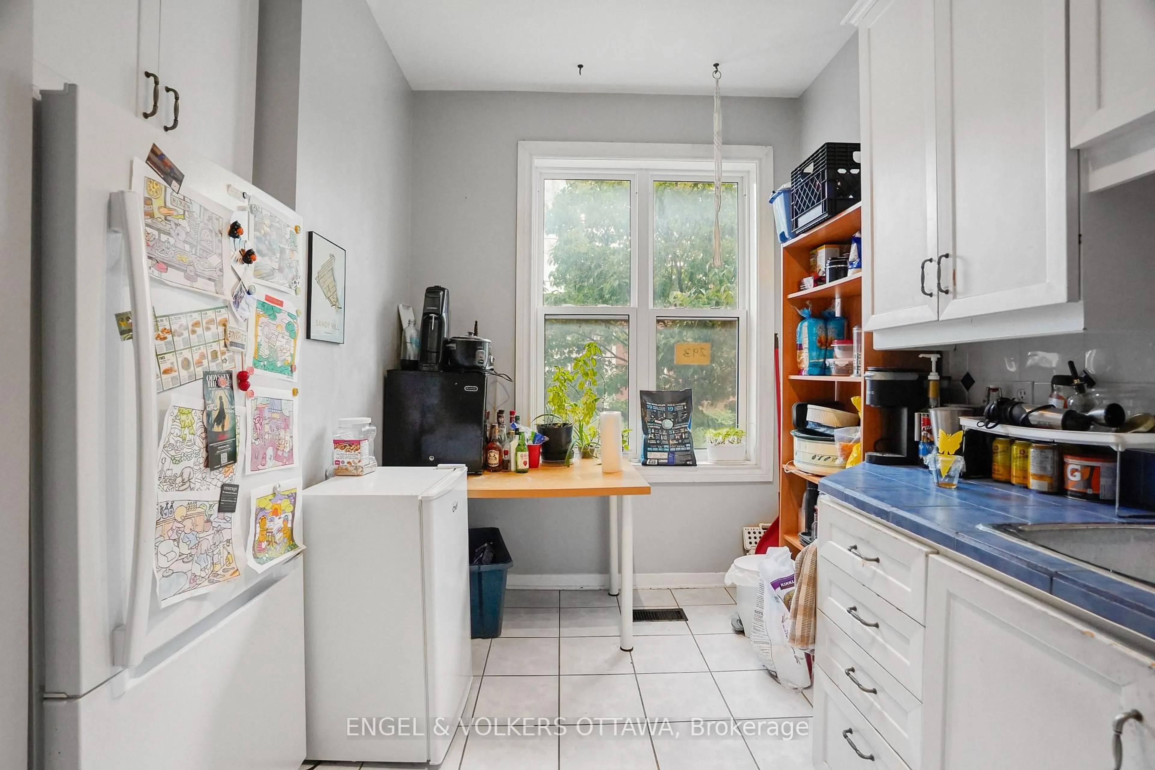 Standard kitchen, ceramic/tile floor for 293 Somerset St, Ottawa Ontario K1N 6V9