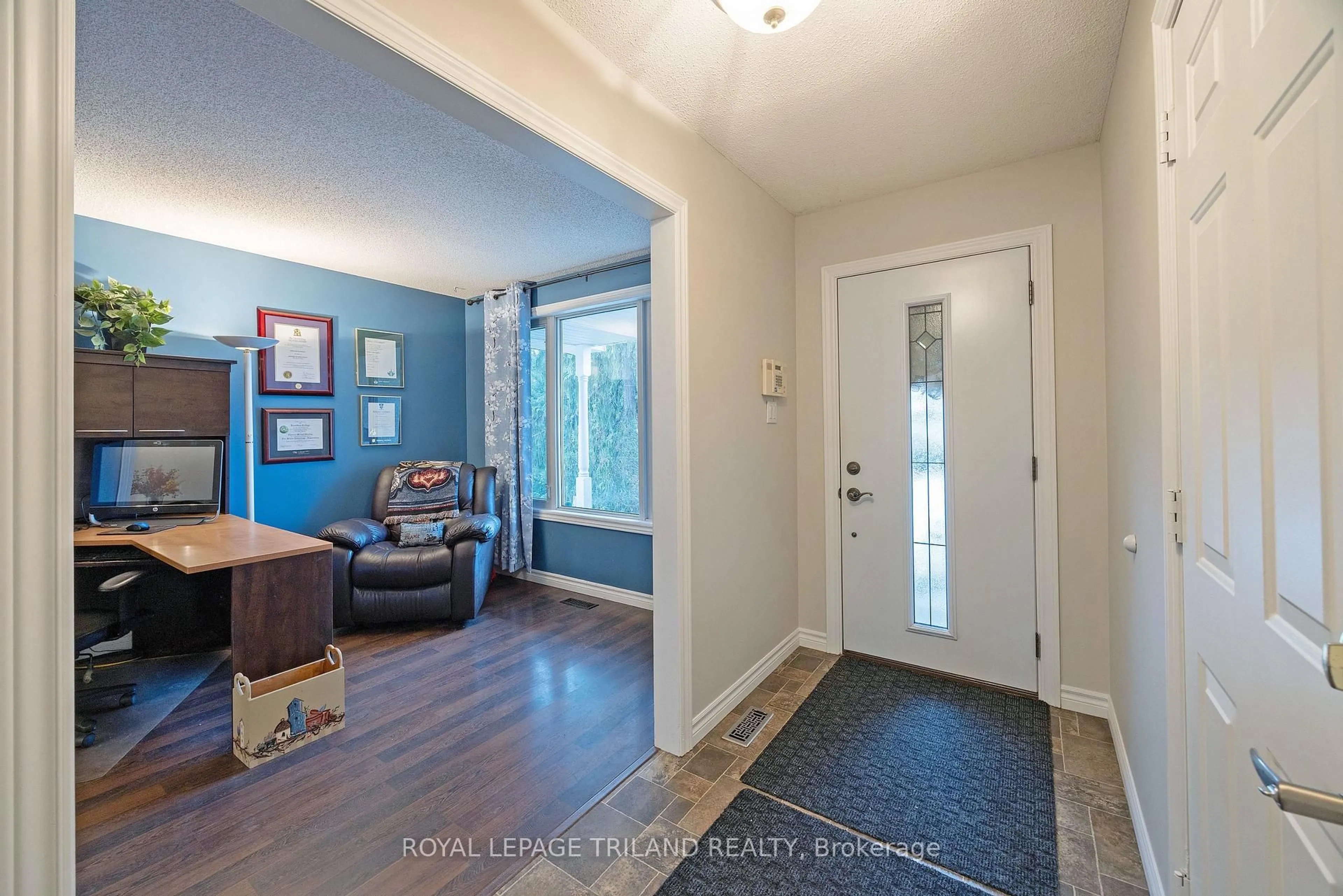 Indoor entryway for 94 Queen St, Thames Centre Ontario N0L 1G2