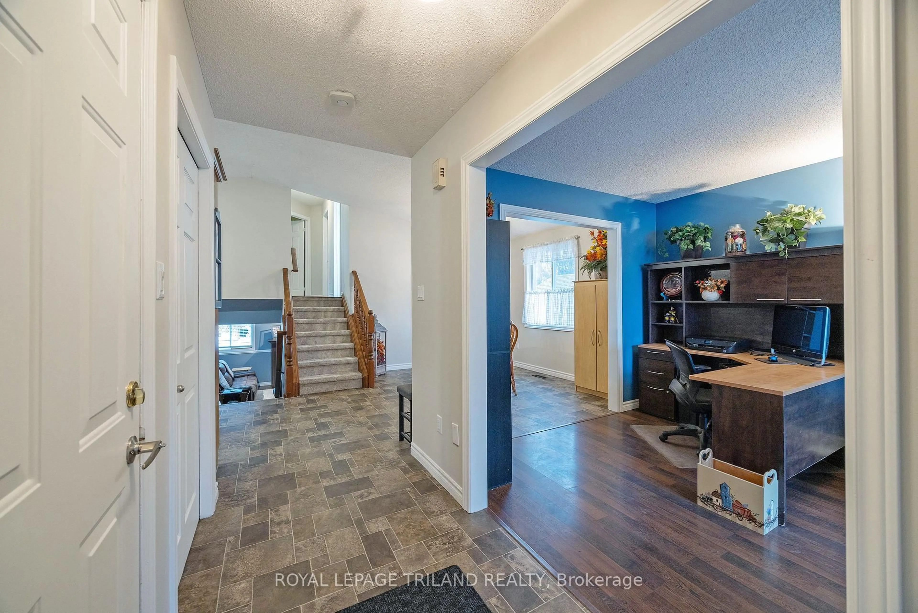 Indoor entryway for 94 Queen St, Thames Centre Ontario N0L 1G2