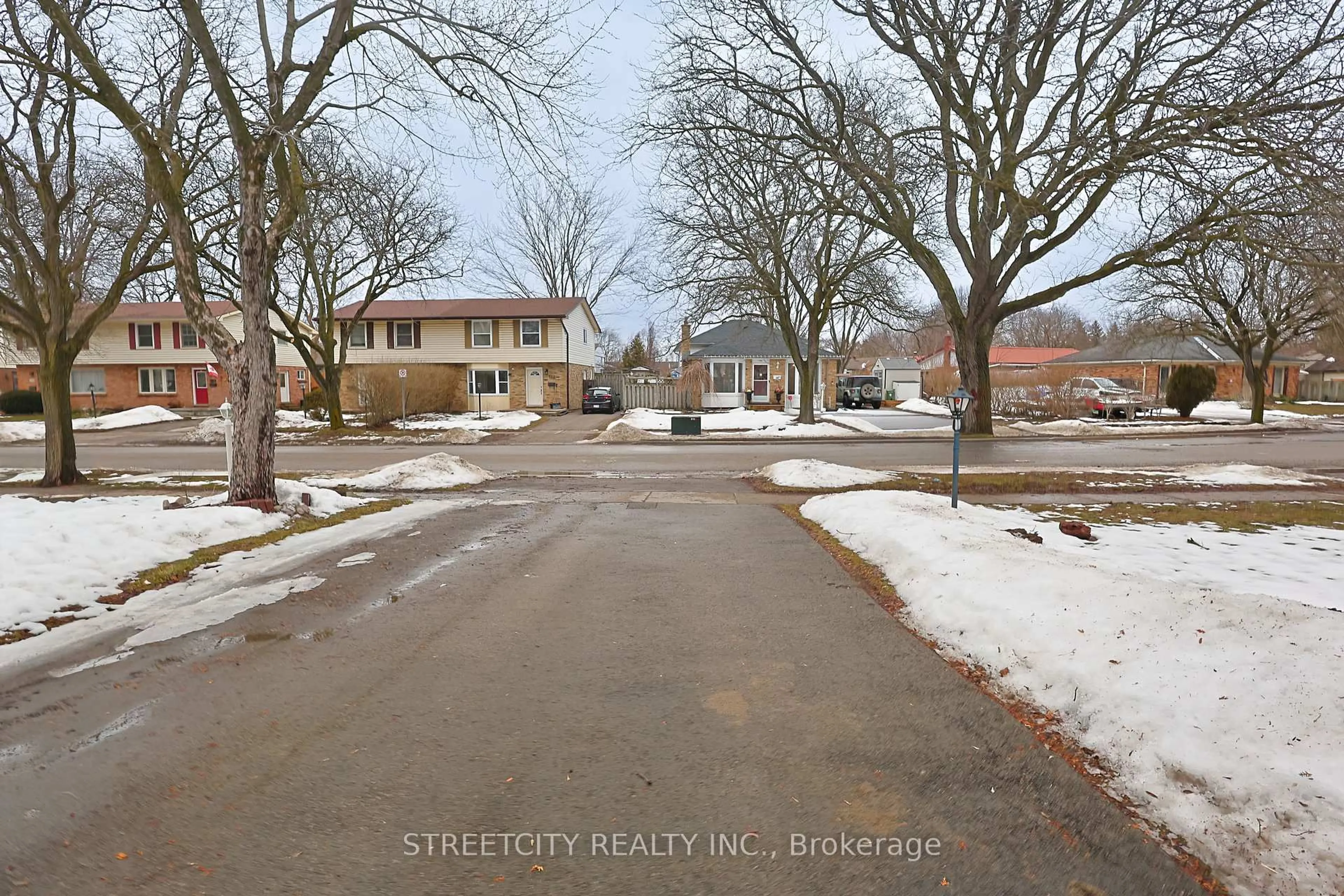 A pic from outside/outdoor area/front of a property/back of a property/a pic from drone, street for 149 Banbury Rd, London South Ontario N5Z 4G5