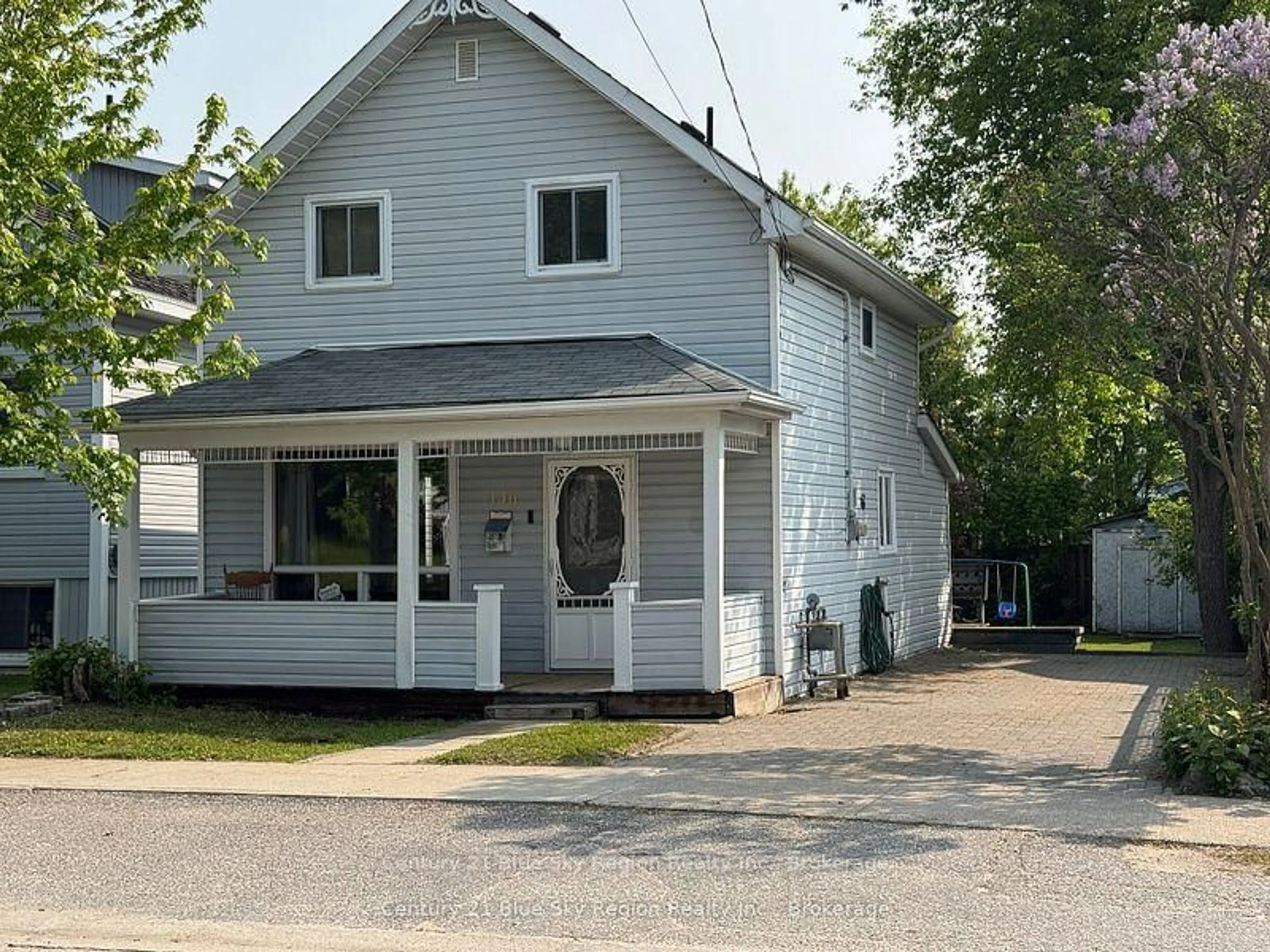 Home with vinyl exterior material, street for 140 Fifth Ave, North Bay Ontario P1B 3N5