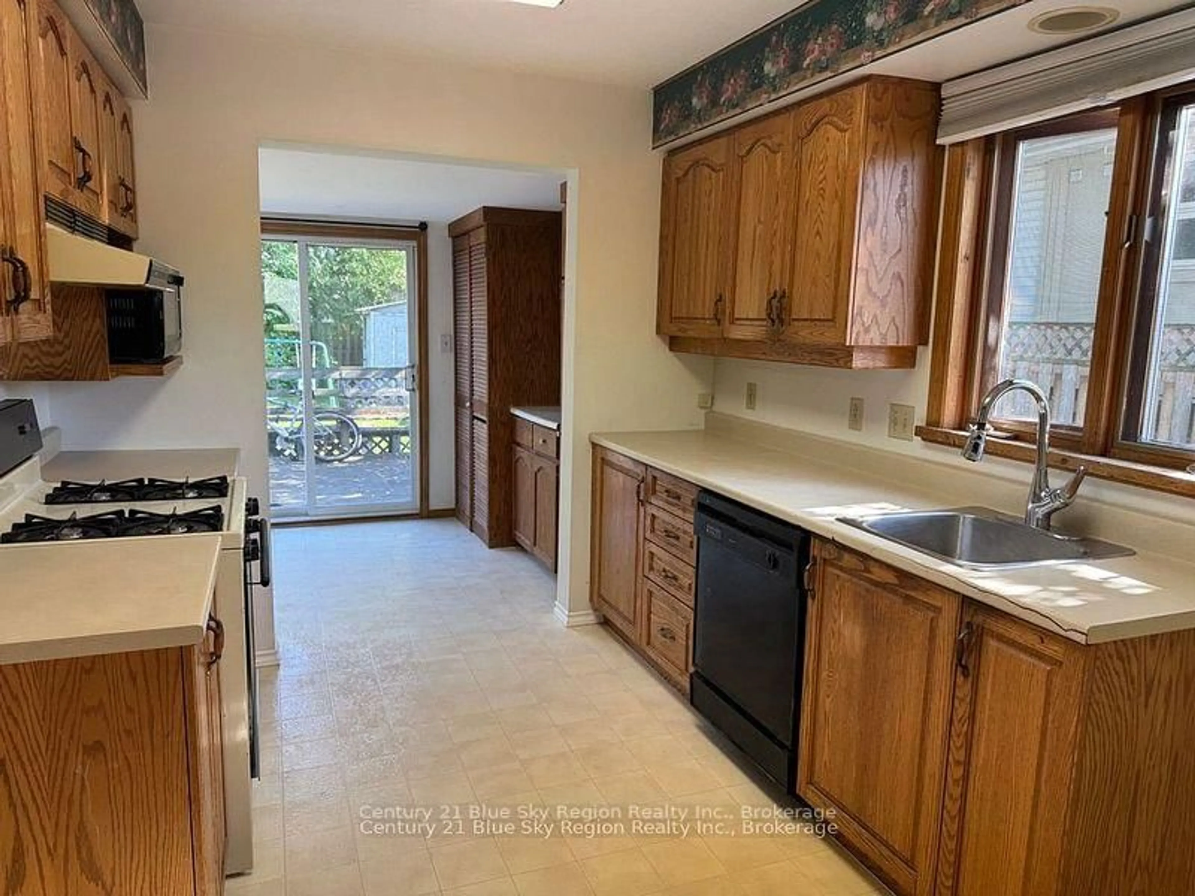 Standard kitchen, ceramic/tile floor for 140 Fifth Ave, North Bay Ontario P1B 3N5