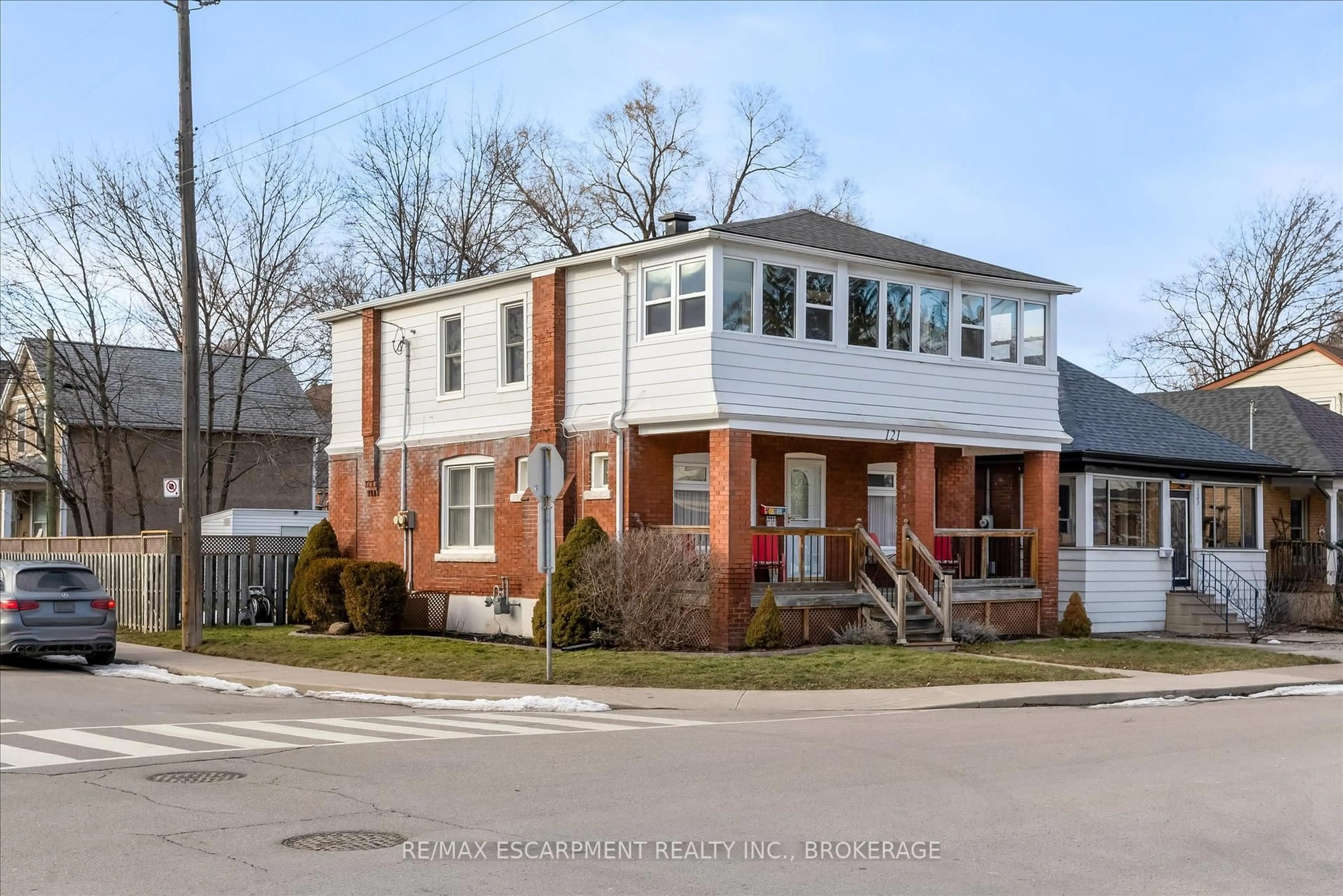 Home with brick exterior material, street for 121 Edgemont St, Hamilton Ontario L8H 4E2