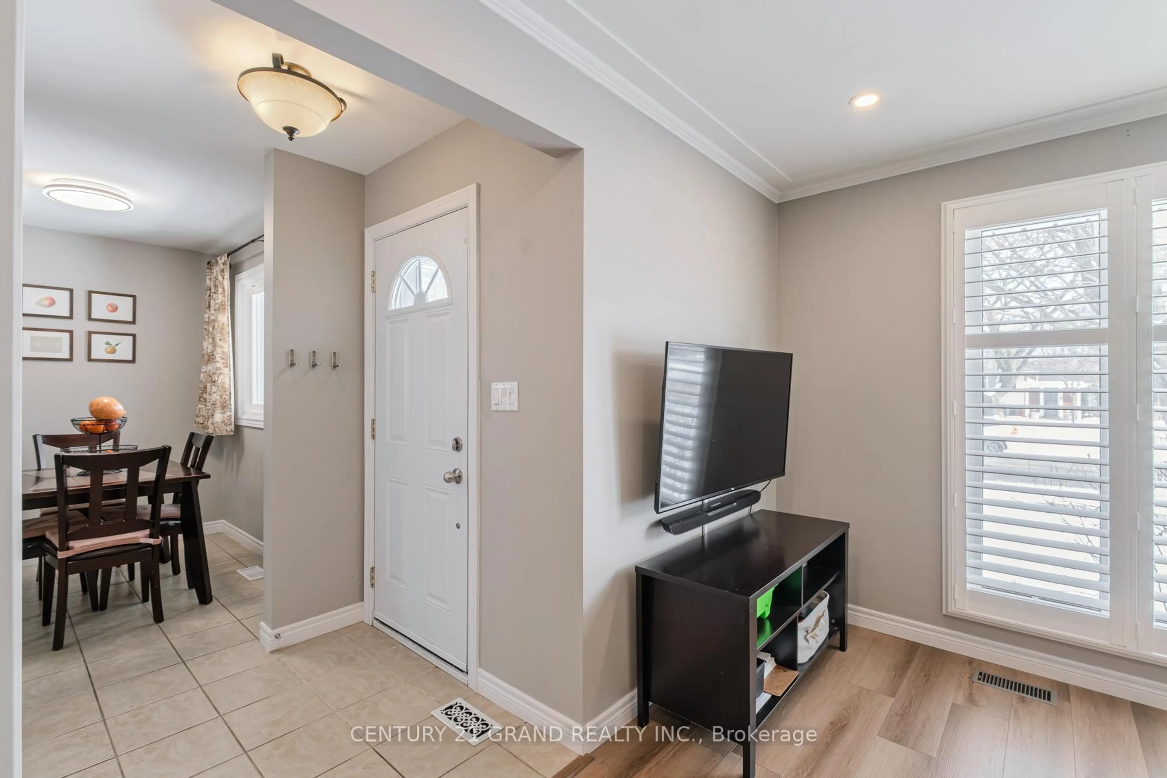 Indoor entryway for 18 Linden Ave, Brantford Ontario N3S 7E2