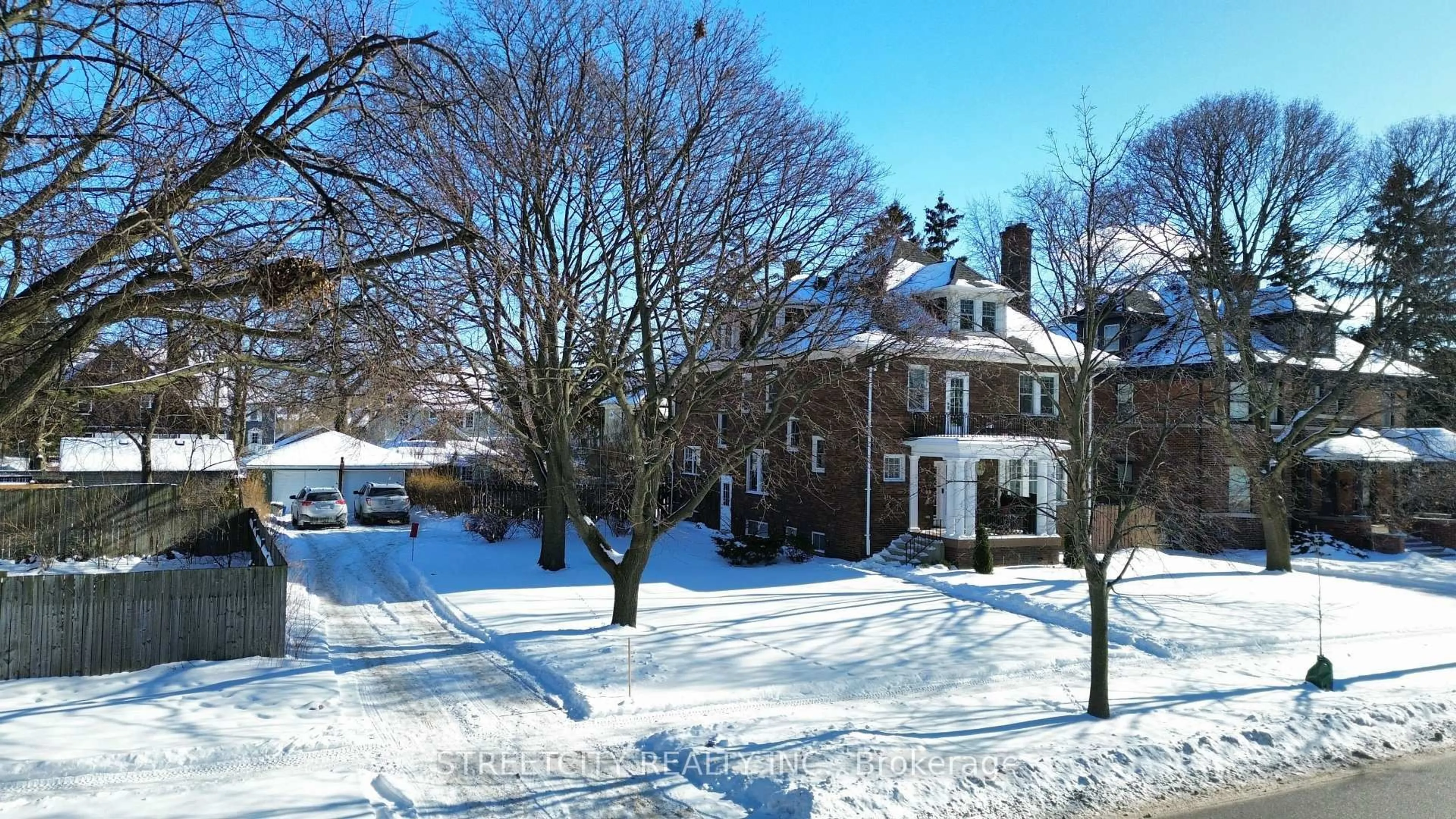 A pic from outside/outdoor area/front of a property/back of a property/a pic from drone, street for 326 Vidal St, Sarnia Ontario N7T 5Y6