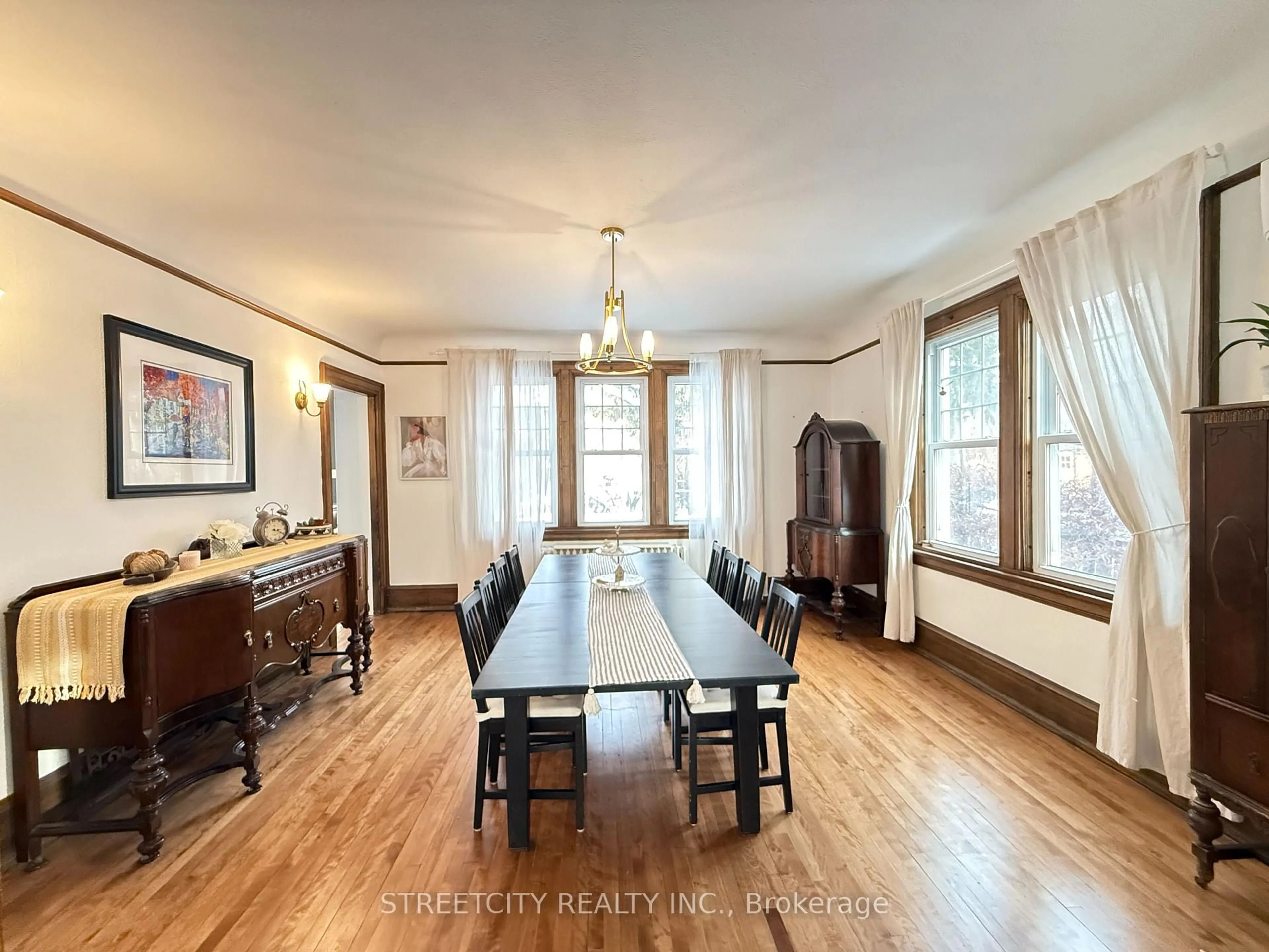 Dining room, wood/laminate floor for 326 Vidal St, Sarnia Ontario N7T 5Y6