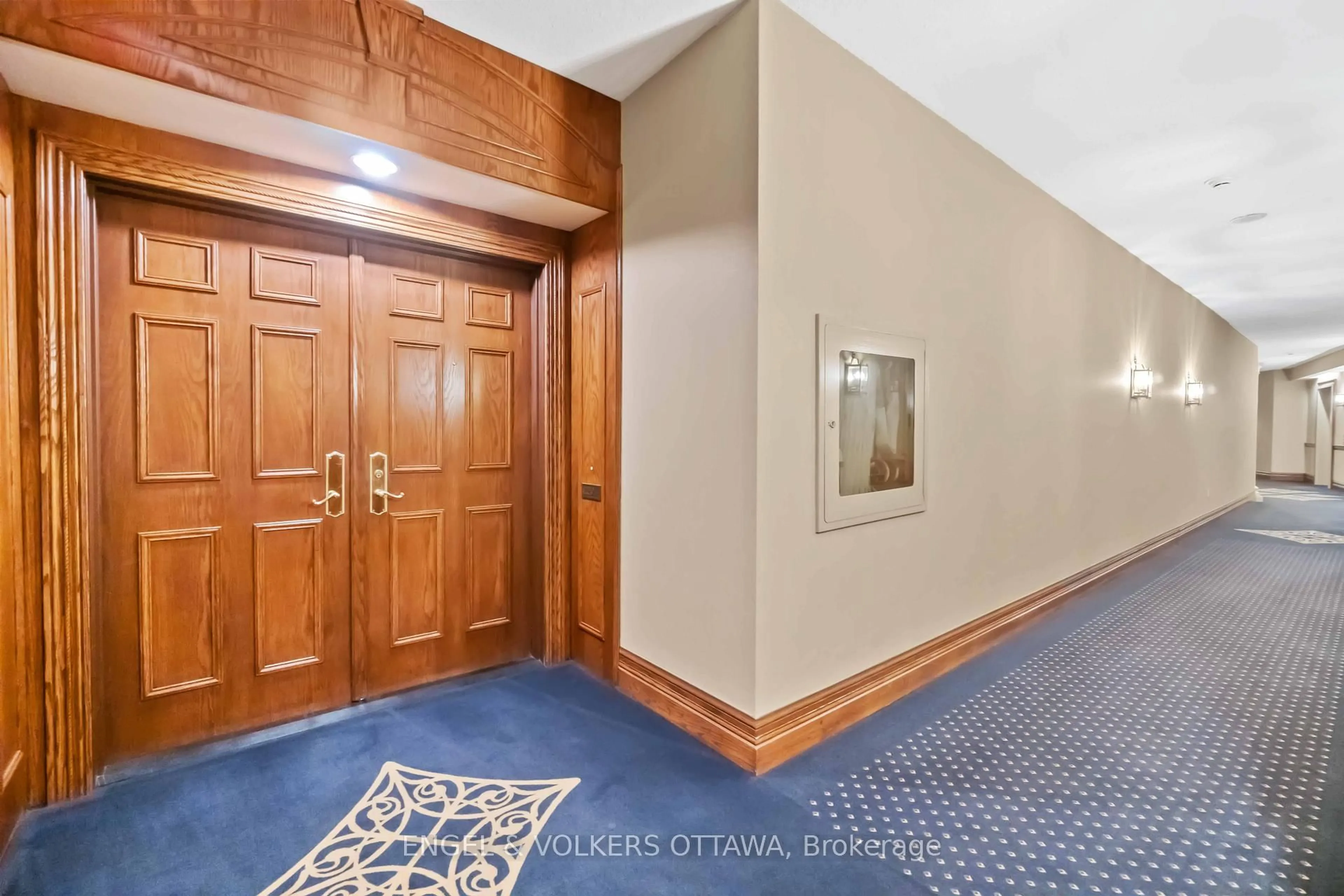 Indoor foyer for 1480 Riverside Dr #2306, Ottawa Ontario K1G 5H2
