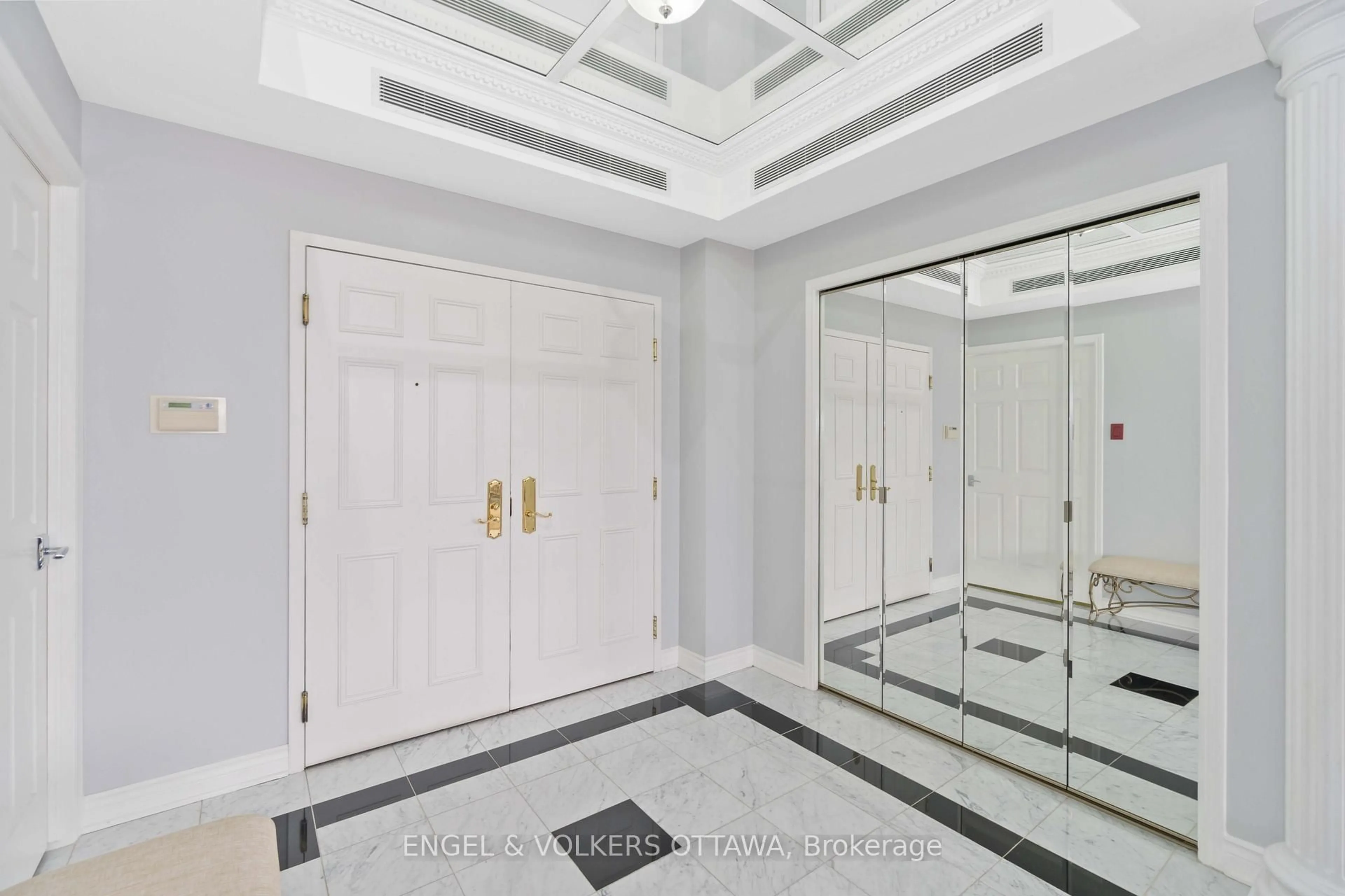 Indoor foyer for 1480 Riverside Dr #2306, Ottawa Ontario K1G 5H2