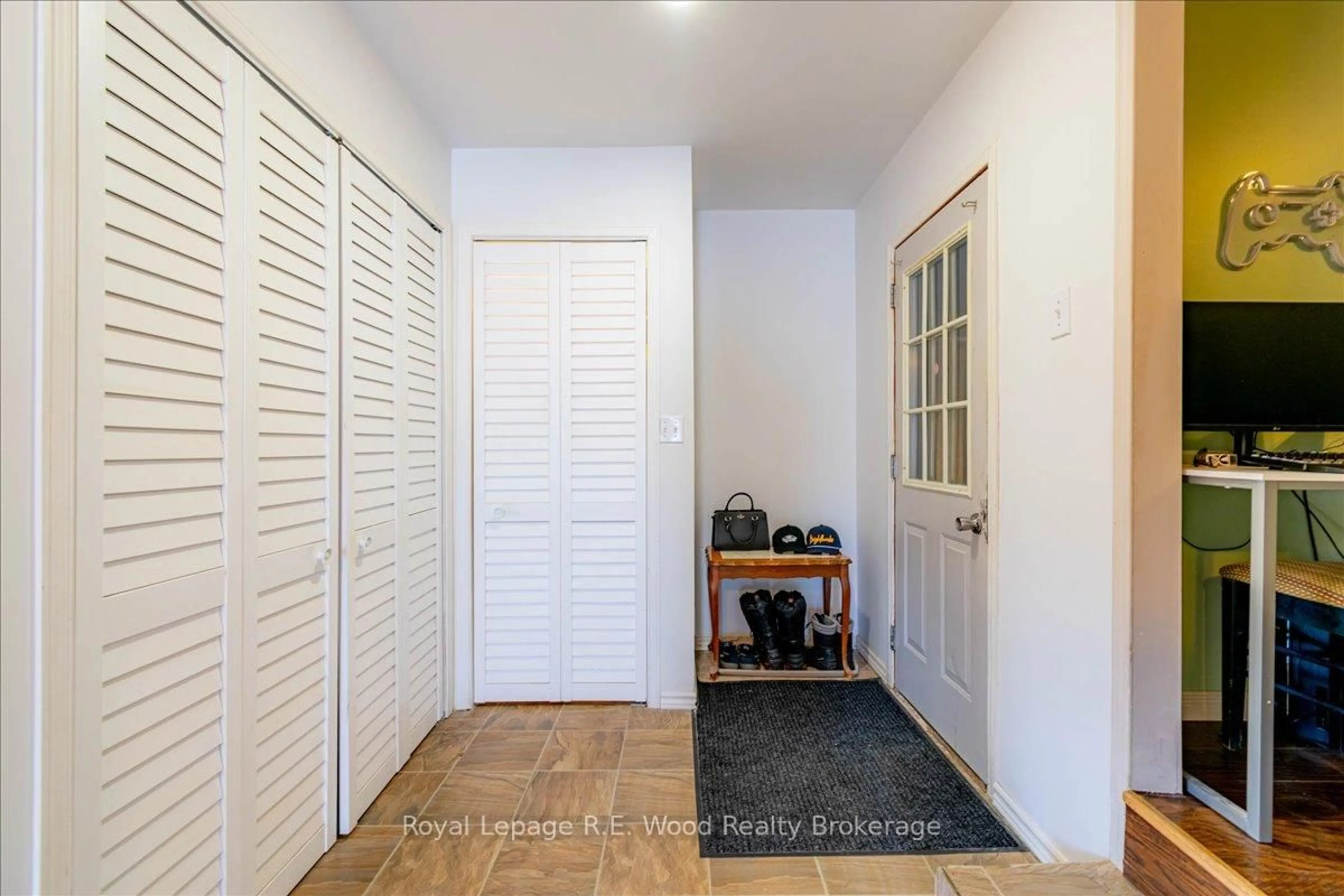 Indoor entryway for 44 Stover St, Norwich Ontario N0J 1P0
