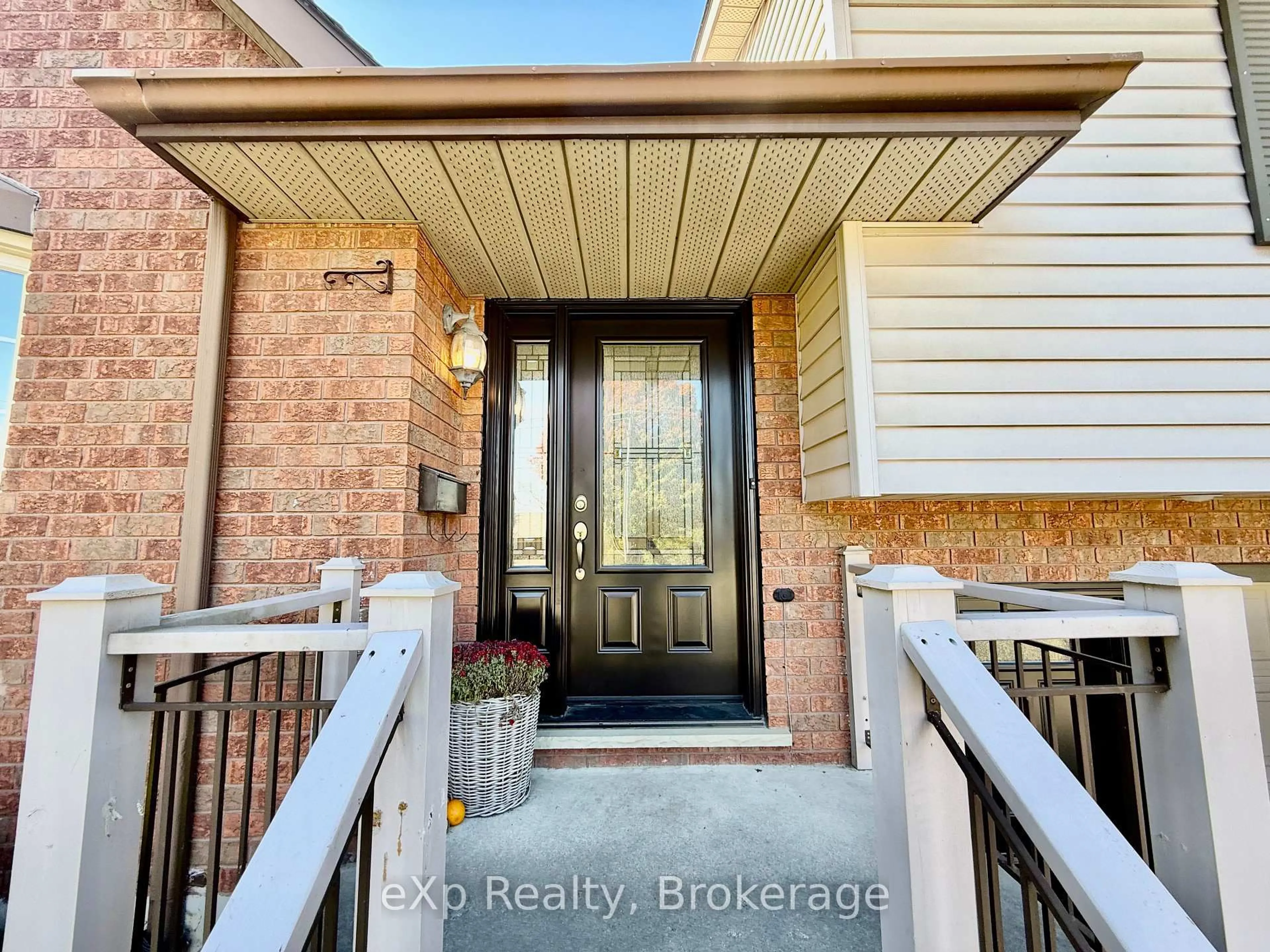 Indoor entryway for 217 THOMAS St, Brockton Ontario N0G 2V0