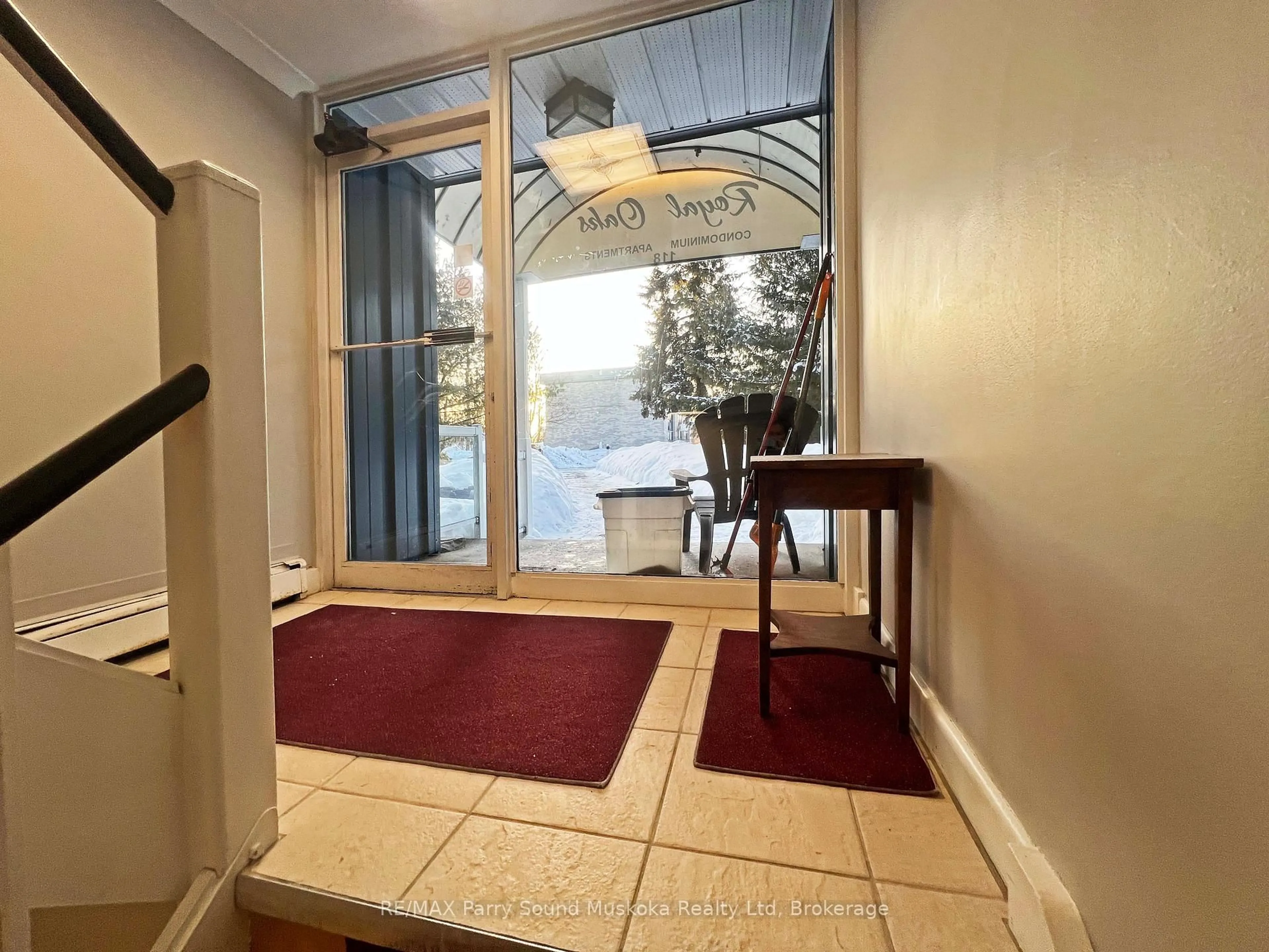 Indoor entryway for 118 Isabella St #4, Parry Sound Ontario P2A 1N1
